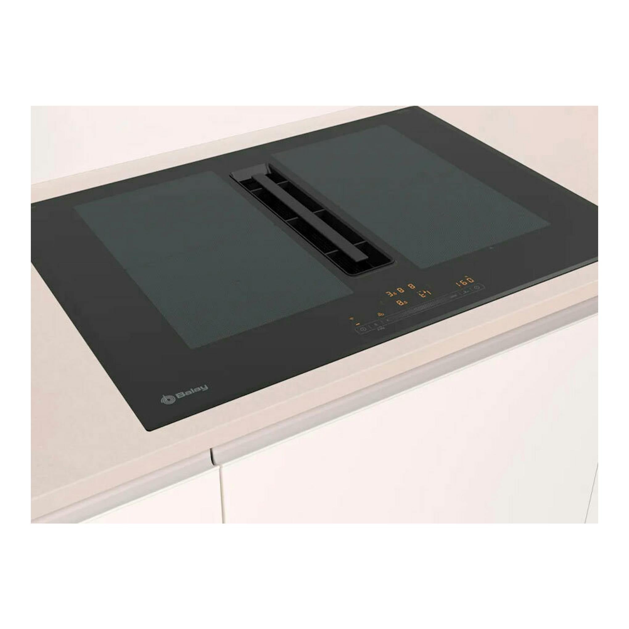Placa de inducción Balay 3EBC976LH negra con extractor central, vista en ángulo sobre encimera blanca.