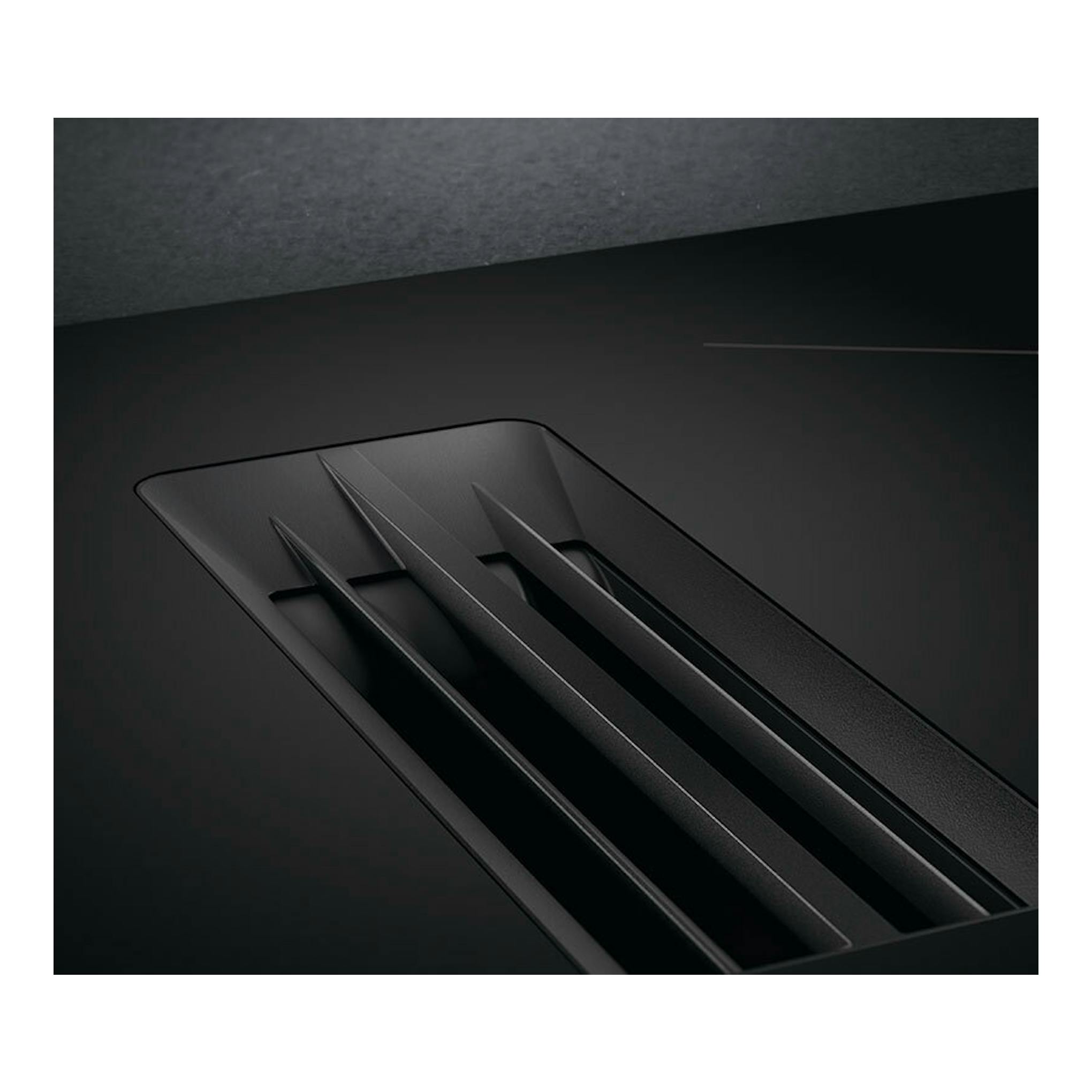 Placa de inducción AEG TH84CB03FB negra, vista en ángulo con extractor integrado central.