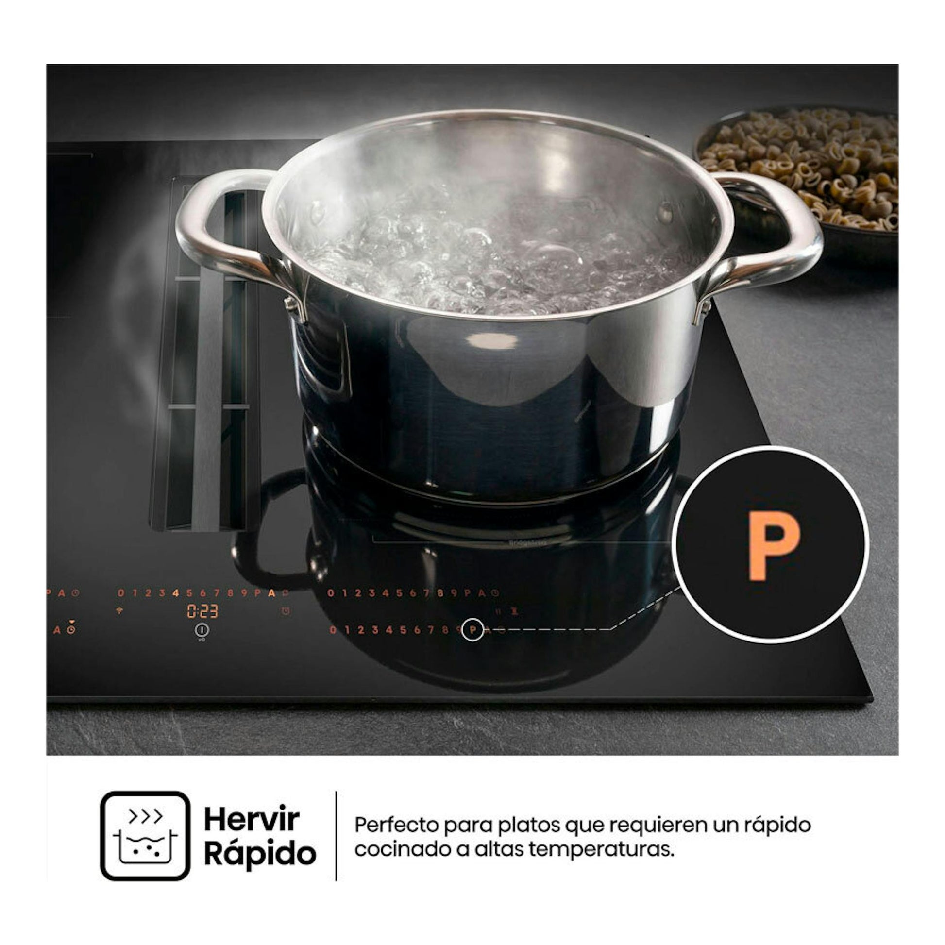 Placa de inducción negra Hisense HEH8443BSCWF1 con olla hirviendo y extractor integrado.
