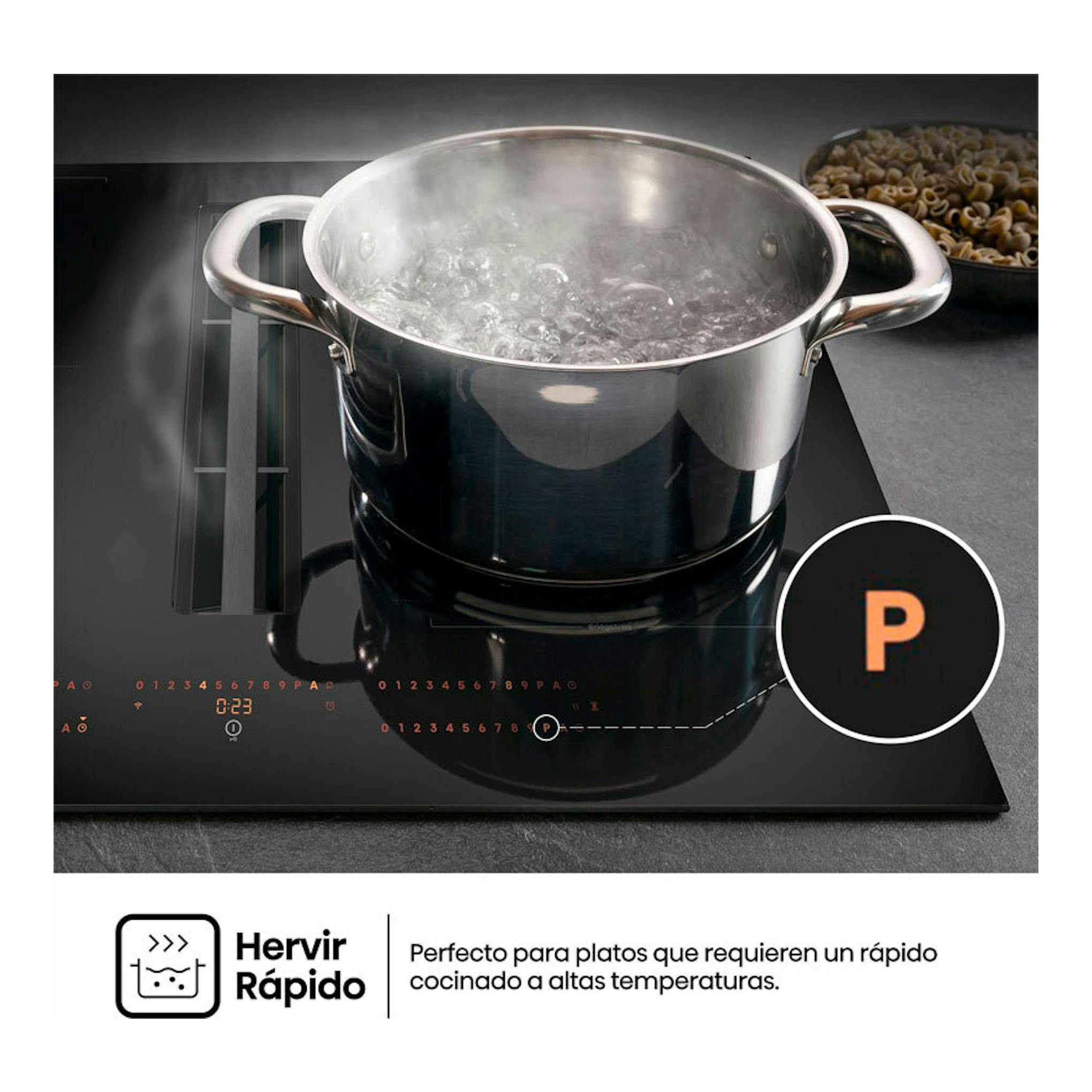 Placa de inducción negra Hisense HEH8443BSCWF1 con olla hirviendo y extractor integrado.