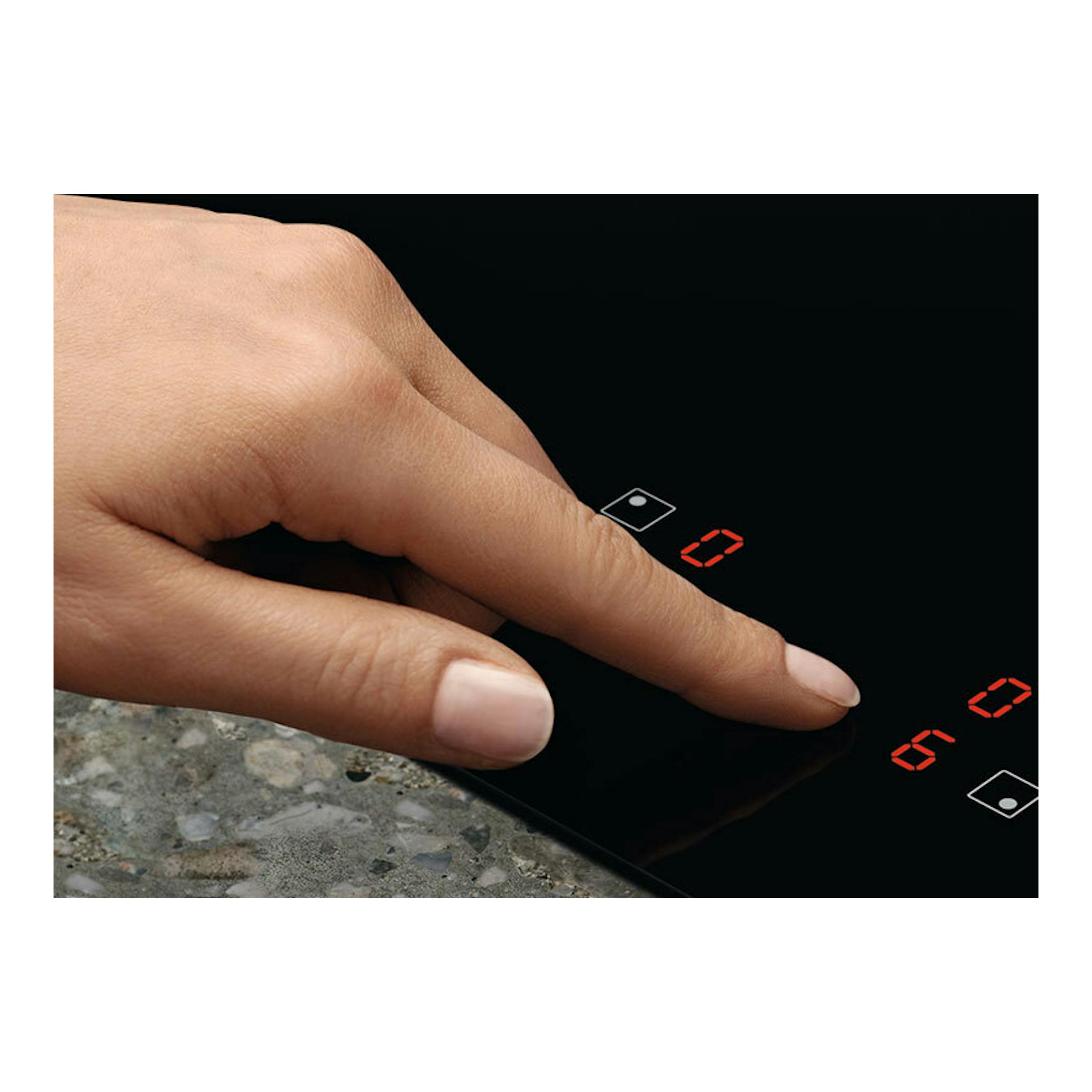 Placa de inducción Electrolux CIB60320CK negra, vista en detalle, con una mano tocando el panel táctil y dígitos rojos.