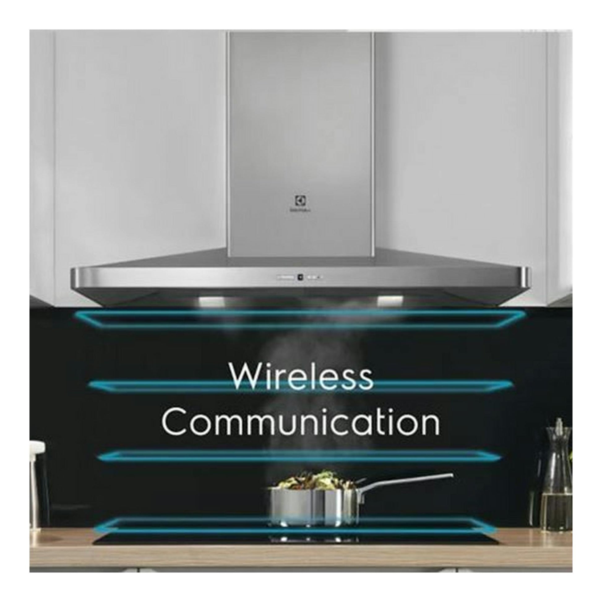 Placa de inducción negra en encimera, vista frontal, con campana Electrolux y texto “Wireless Communication”.