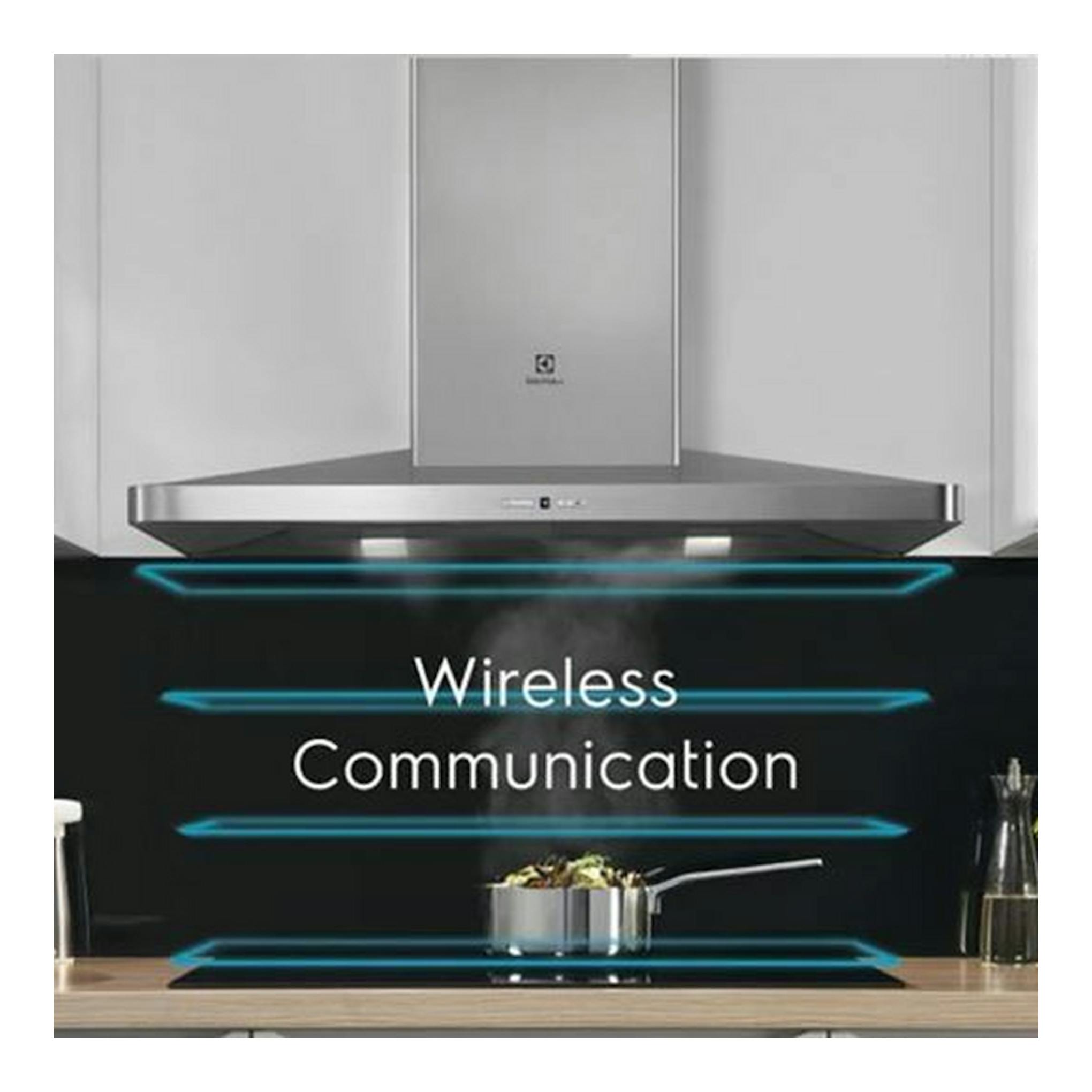 Placa de inducción Electrolux EIV83446 negra, vista frontal, bajo campana plateada, con texto “Wireless Communication”