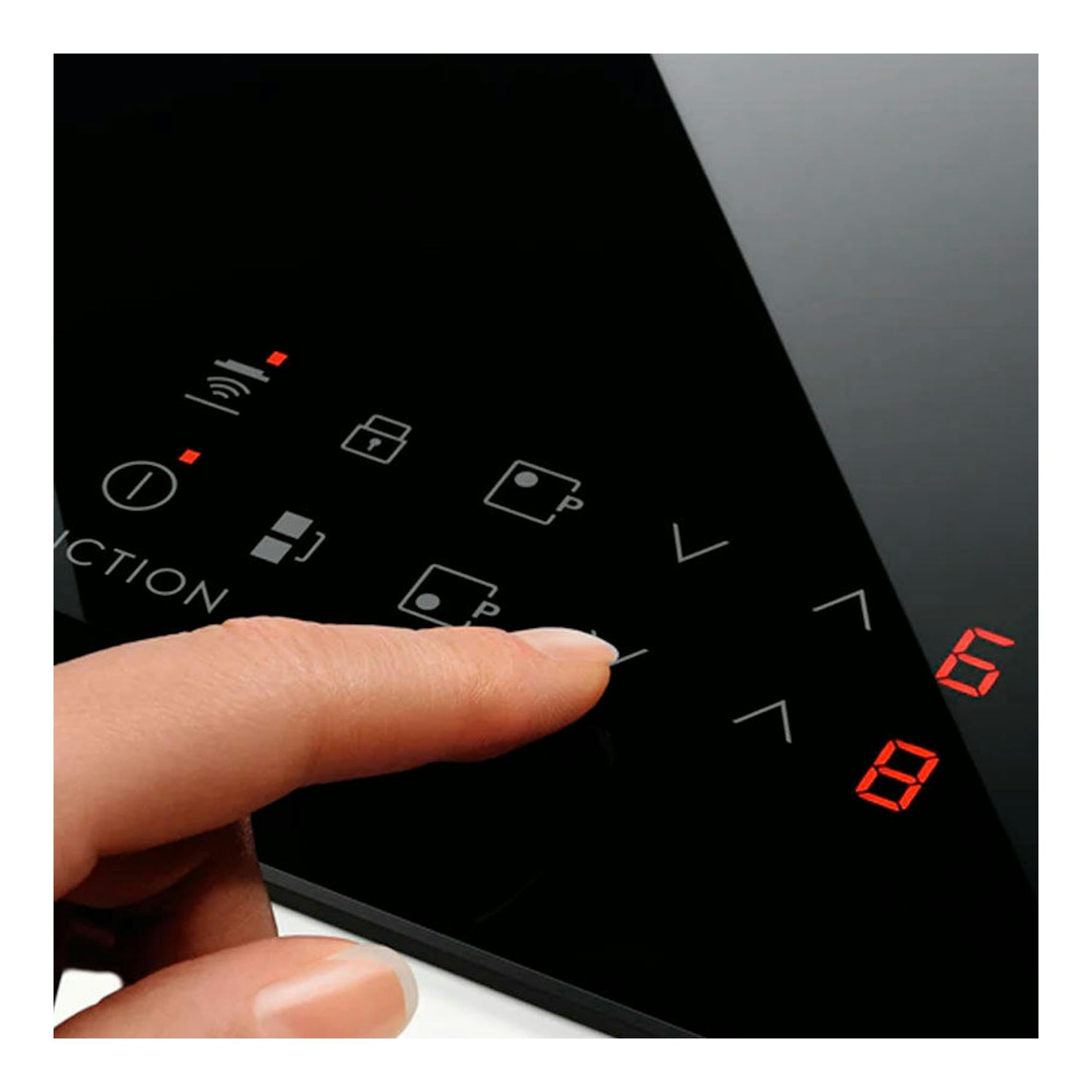 Placa de inducción Electrolux LIL60336, panel táctil negro con un dedo pulsando y dígitos rojos.