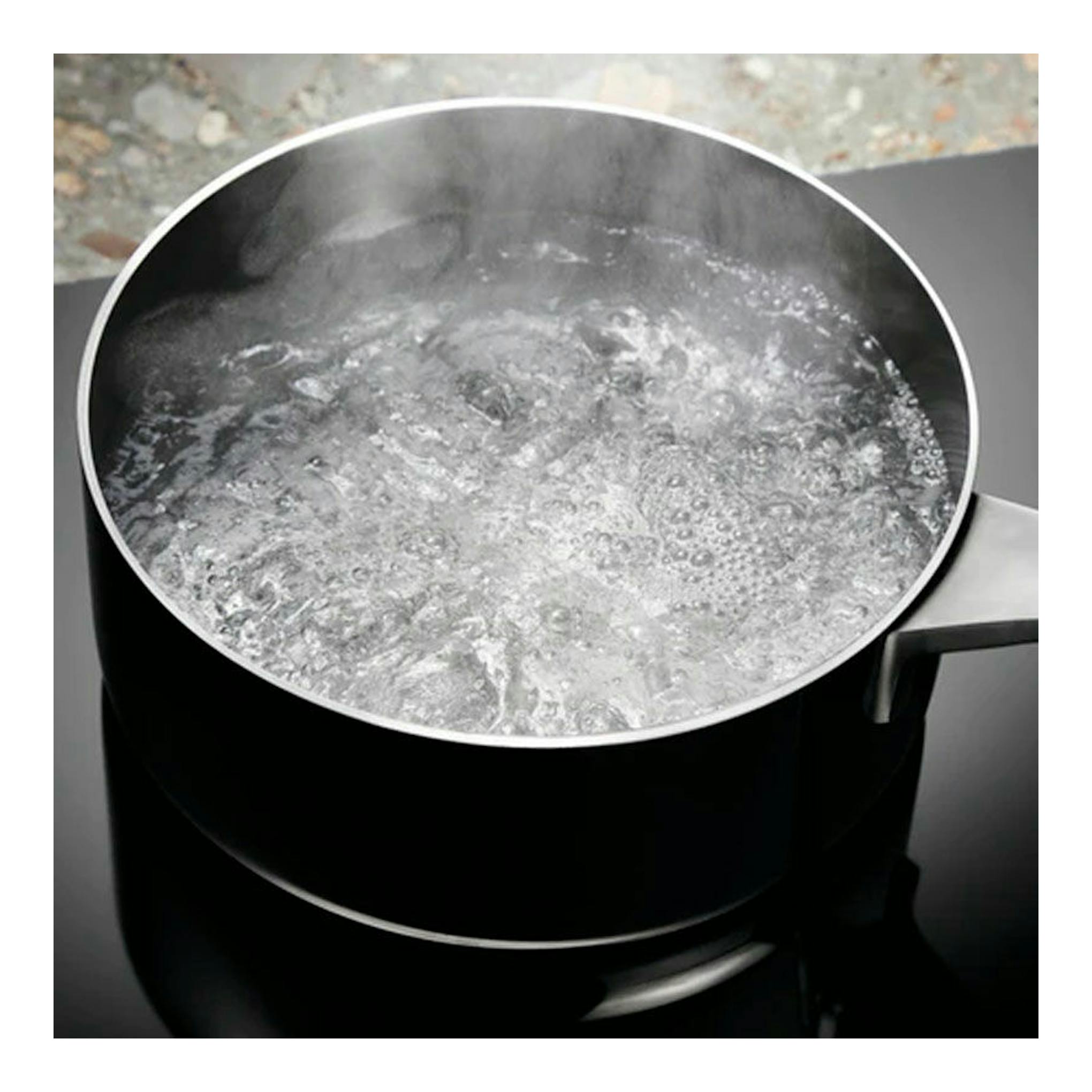 Electrolux LIL60336, placa de inducción negra con una olla de agua hirviendo en vista superior.