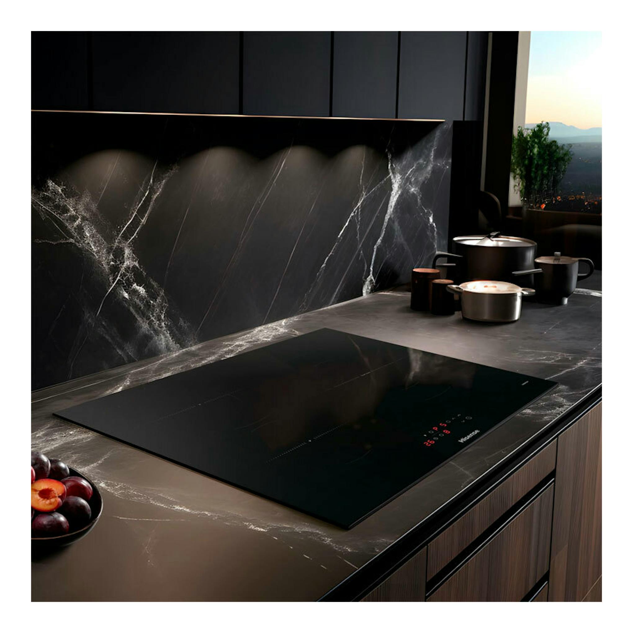 Placa de inducción Hisense negra, vista en ángulo sobre encimera de cocina.