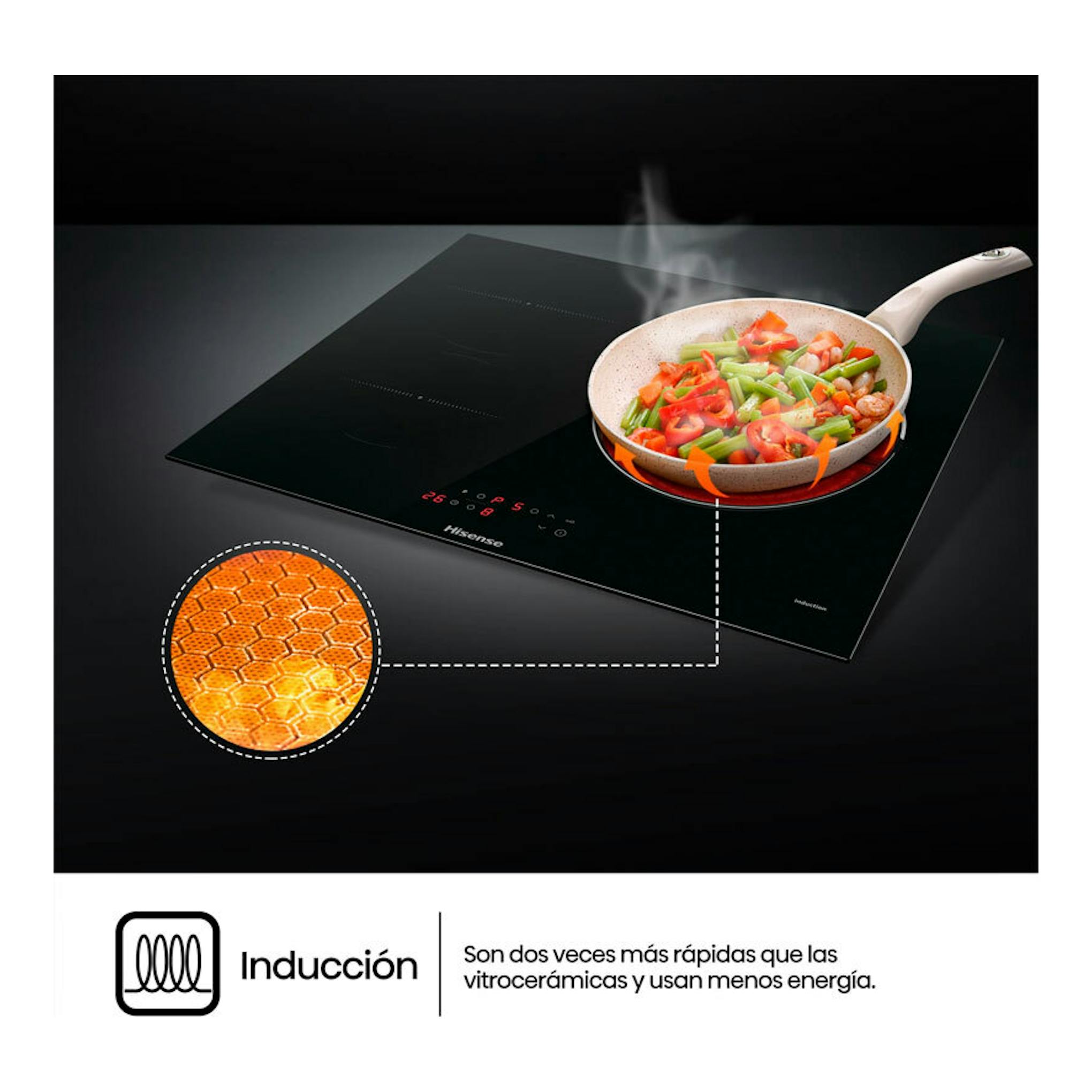 Placa de inducción Hisense HI6321BSCE negra, vista en ángulo, con sartén cocinando verduras.