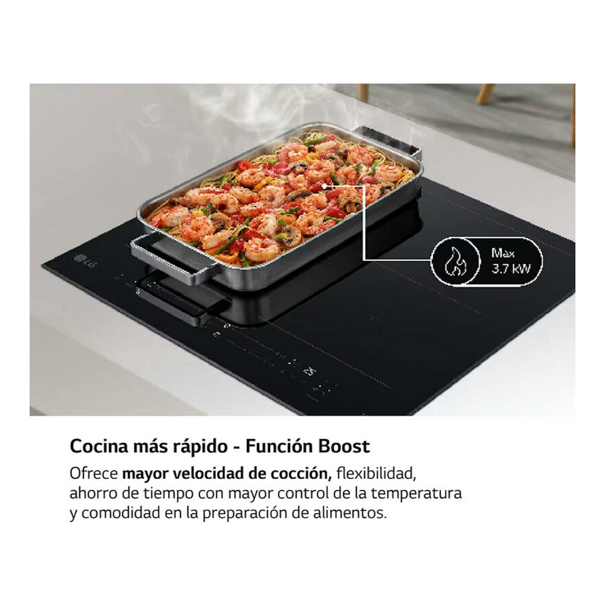 Placa de inducción LG CBIZ2437B negra, vista en perspectiva, con una bandeja rectangular sobre la zona de cocción.