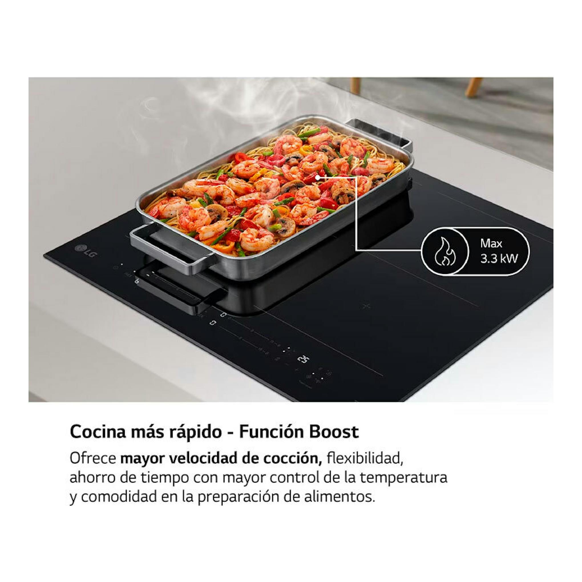 Placa de inducción LG CBIZ2437B negra, vista en perspectiva, con bandeja rectangular sobre la superficie.