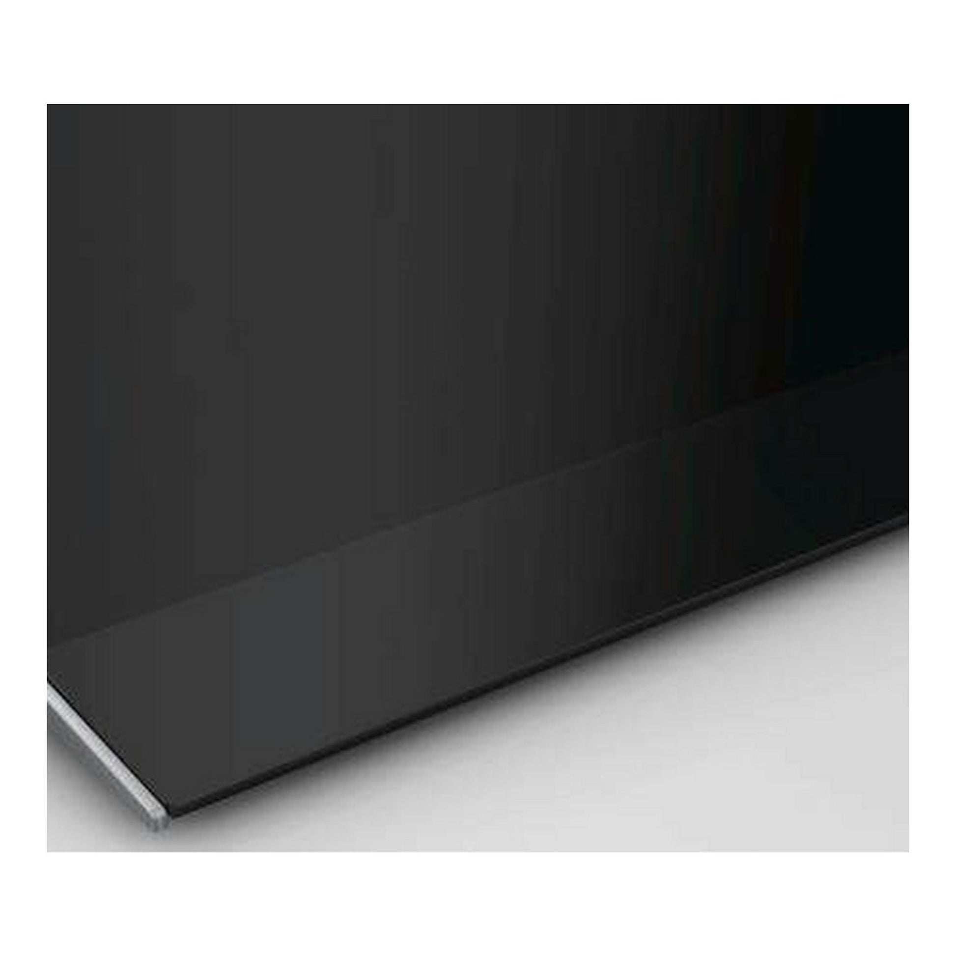 Placa de inducción Siemens EH775LDC1E negra, vista en primer plano del borde sobre fondo gris.