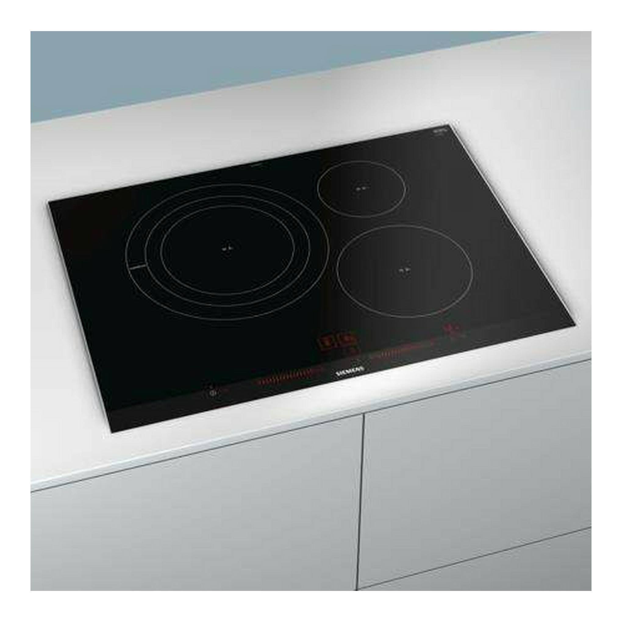 Placa de inducción Siemens EH775LDC1E negra, vista en ángulo sobre encimera blanca, con cuatro zonas.