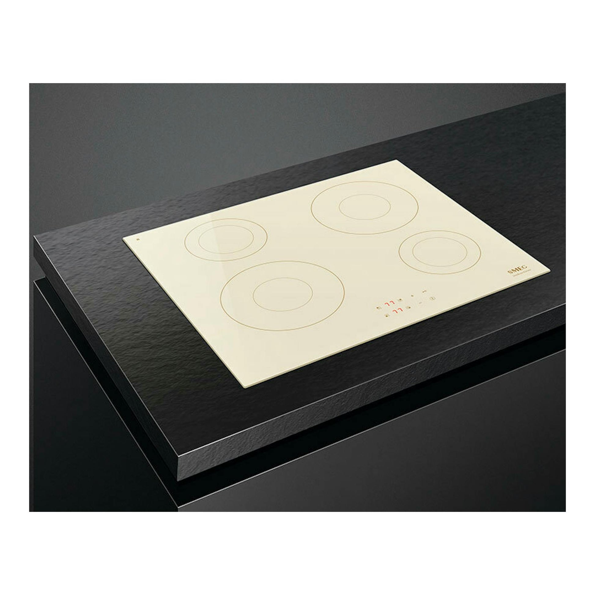 Placa de inducción Smeg SI2641DP beige, vista en perspectiva, con cuatro zonas de cocción y mandos táctiles.