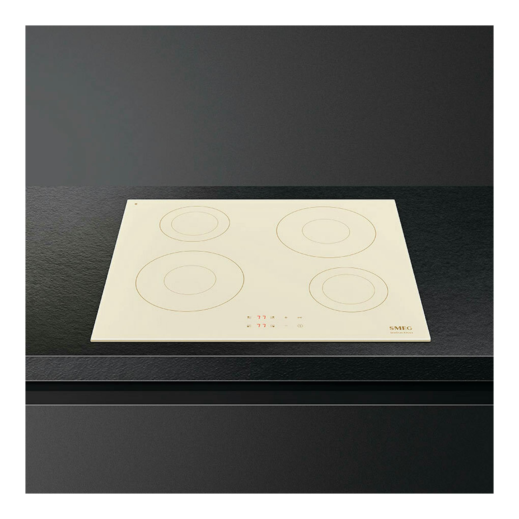 Placa de inducción Smeg beige, vista cenital, con 4 zonas de cocción y controles táctiles.