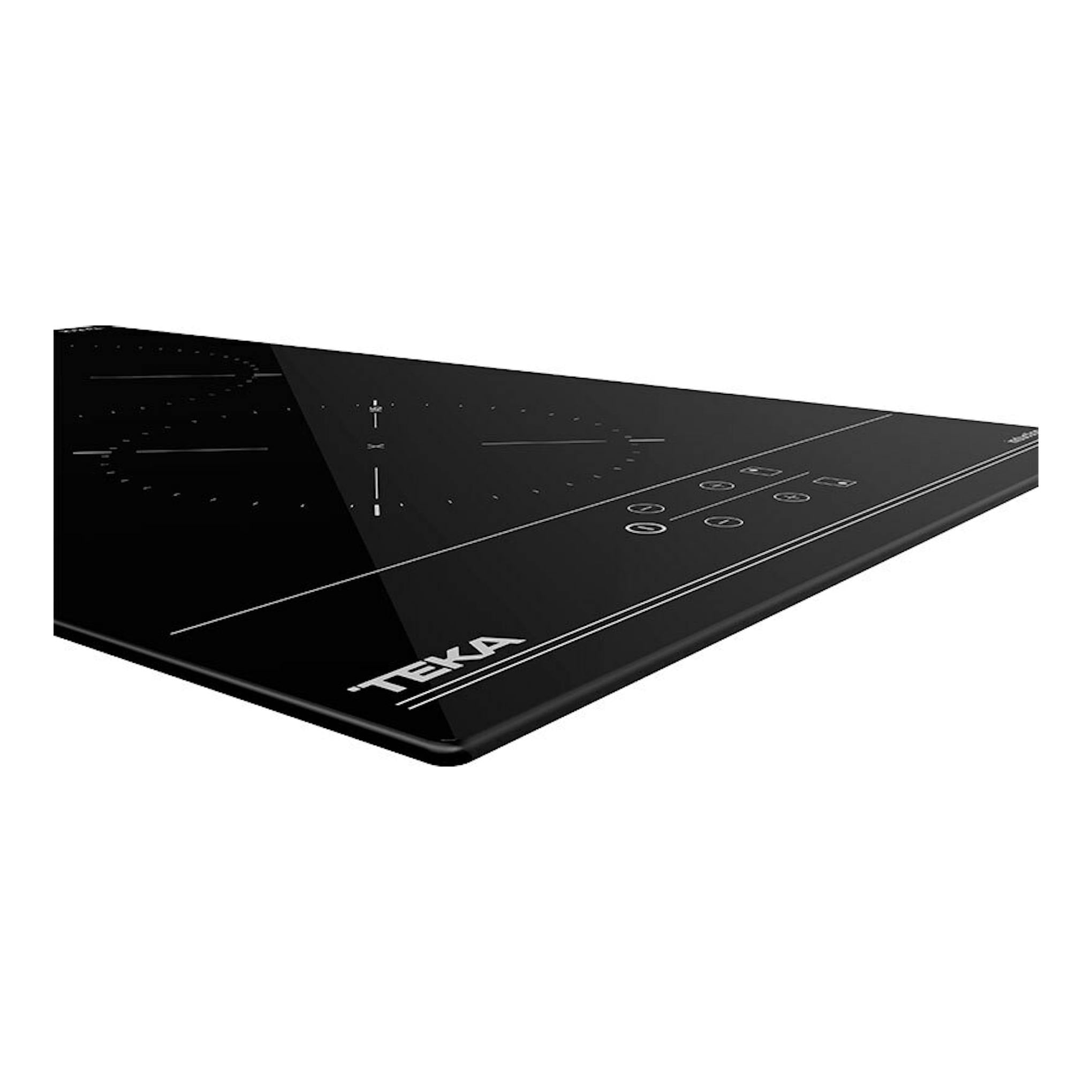 Placa de inducción Teka IBC32000TTC negra, vista en perspectiva sobre fondo blanco.