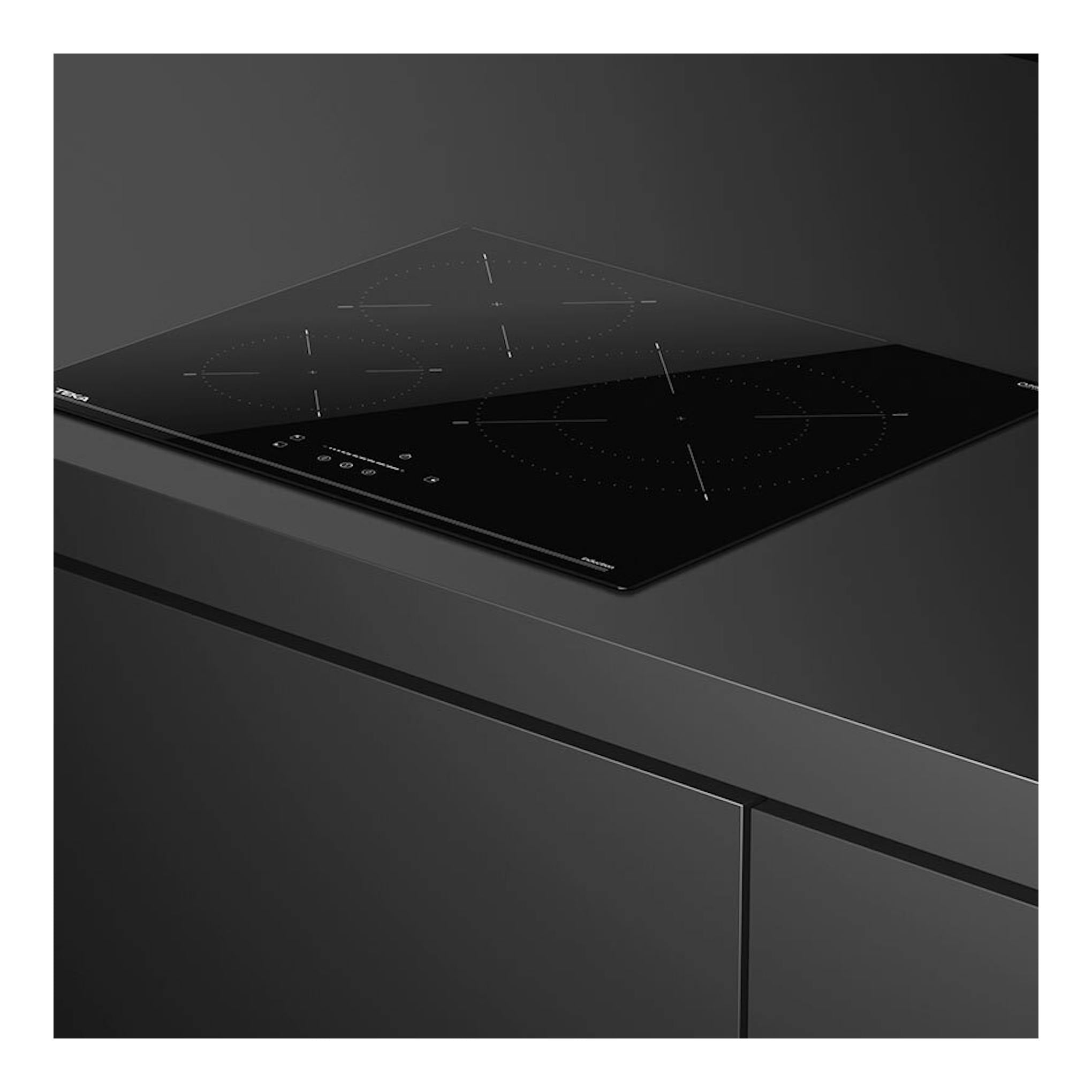 Placa de inducción Teka IBC63BF110 negra, vista en ángulo, con cuatro zonas de cocción táctiles.