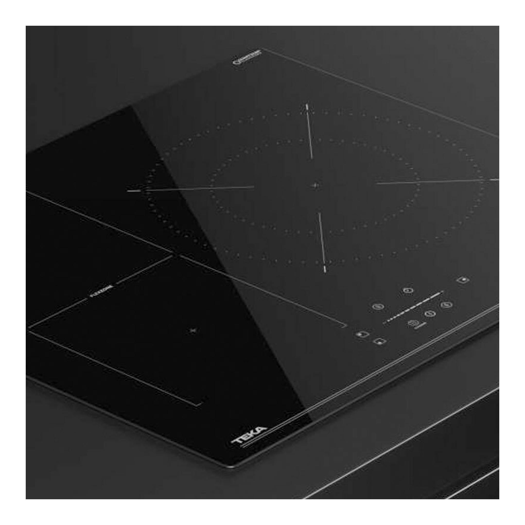 Placa de inducción Teka IBF 63210 SSM BK negra, vista en ángulo, con 4 zonas y controles táctiles.