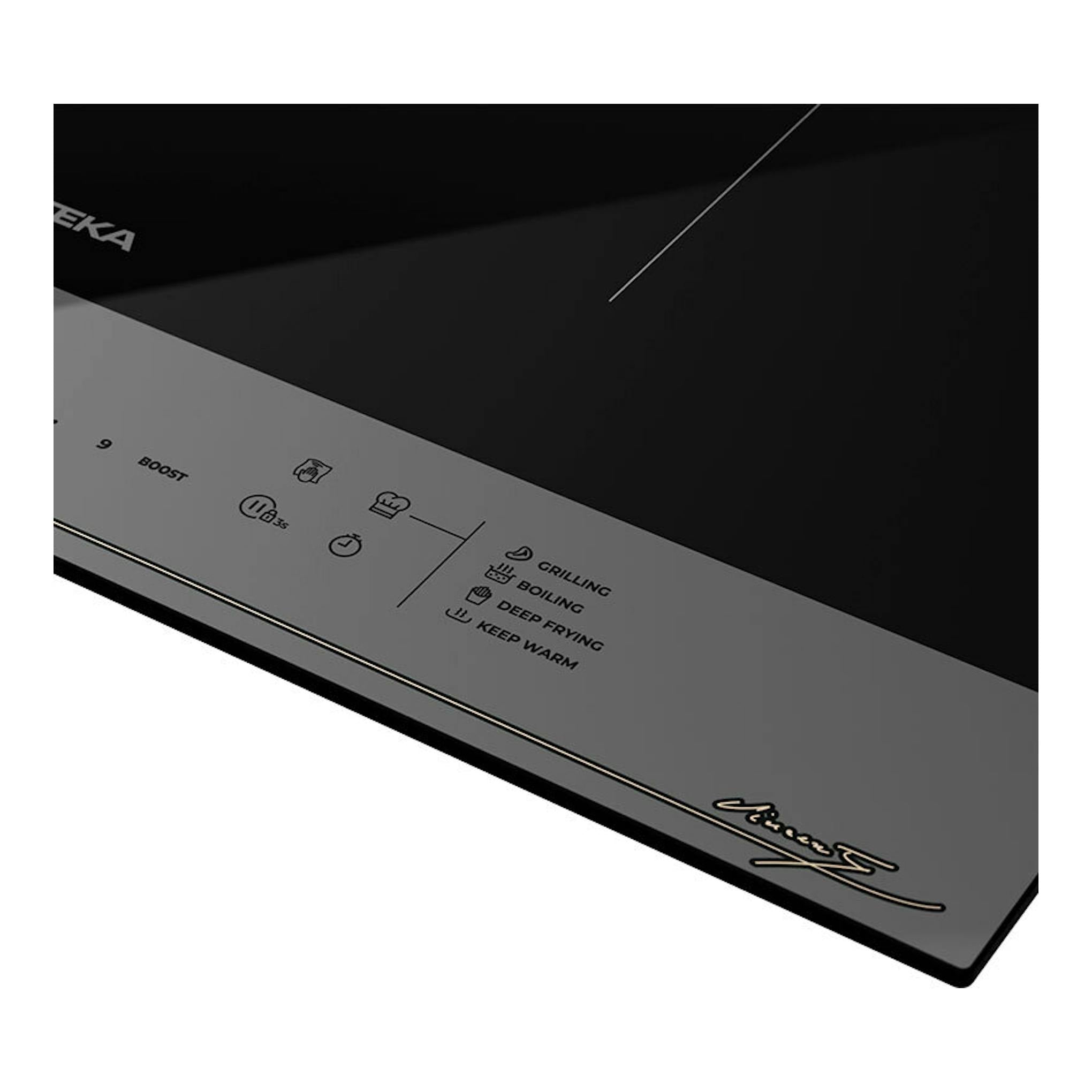 Placa de inducción Teka IBF63VGOGH negra, vista en ángulo con controles táctiles y símbolos de cocción.