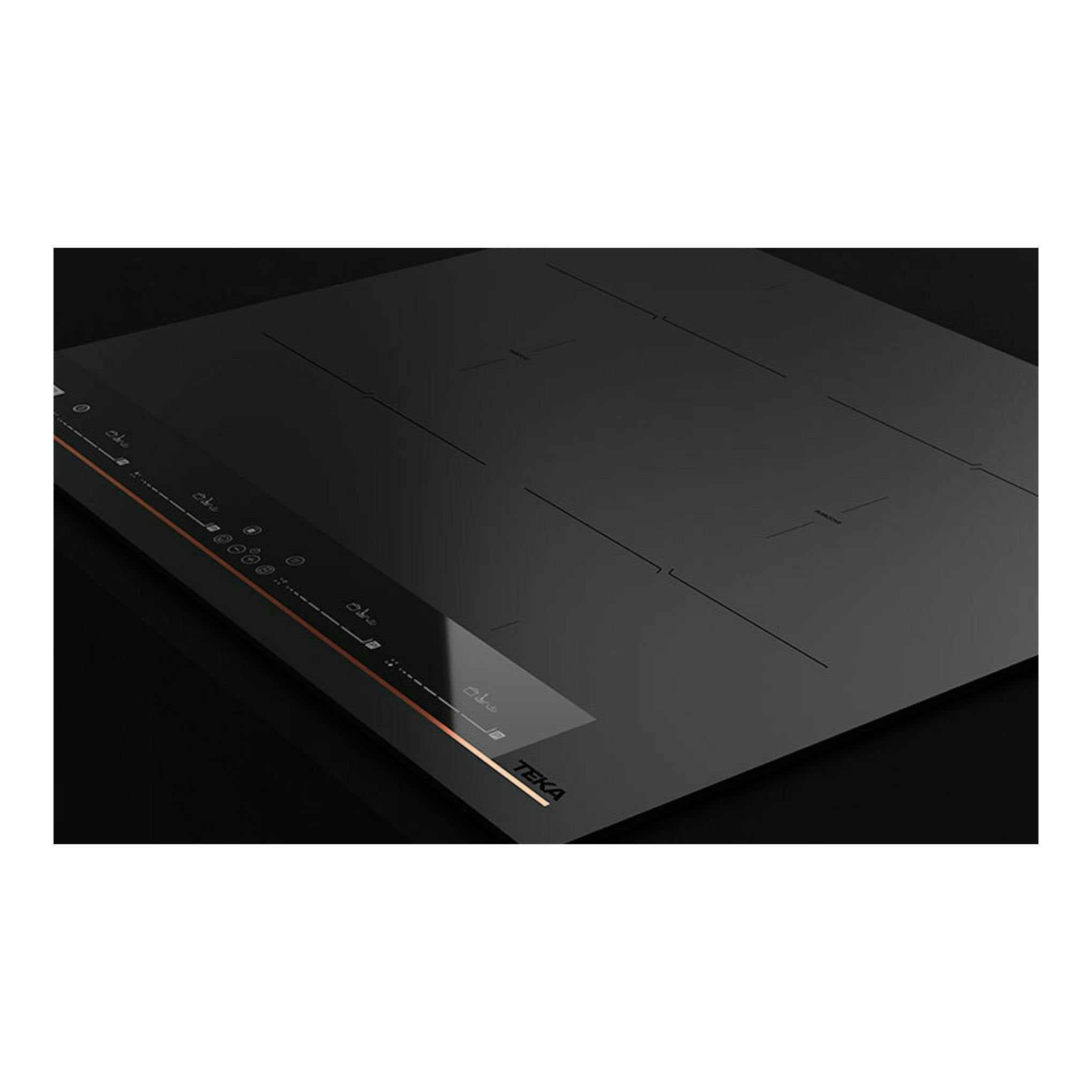 Placa de inducción Teka IBF64G1MSP BM negra, vista en ángulo, con panel táctil frontal y cuatro zonas.