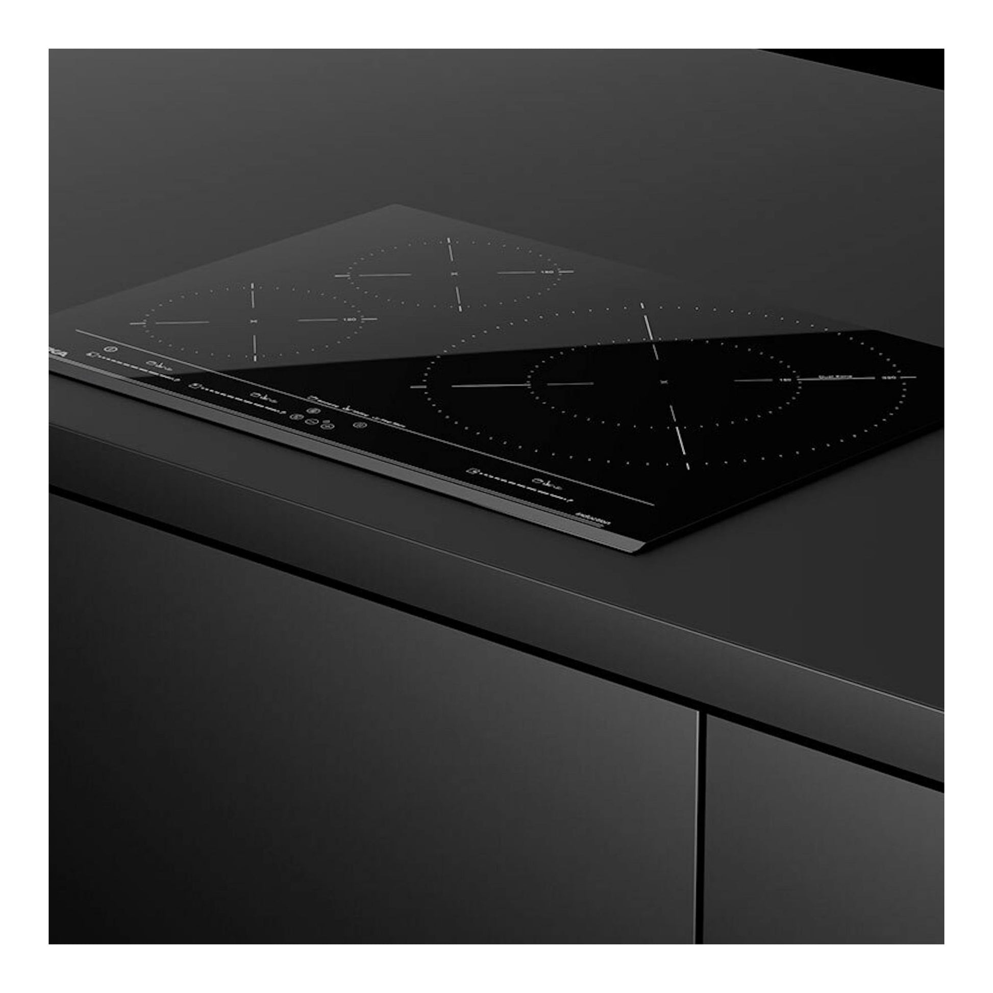 Placa de inducción Teka IZC53320MSP negra, vista en ángulo sobre encimera oscura.