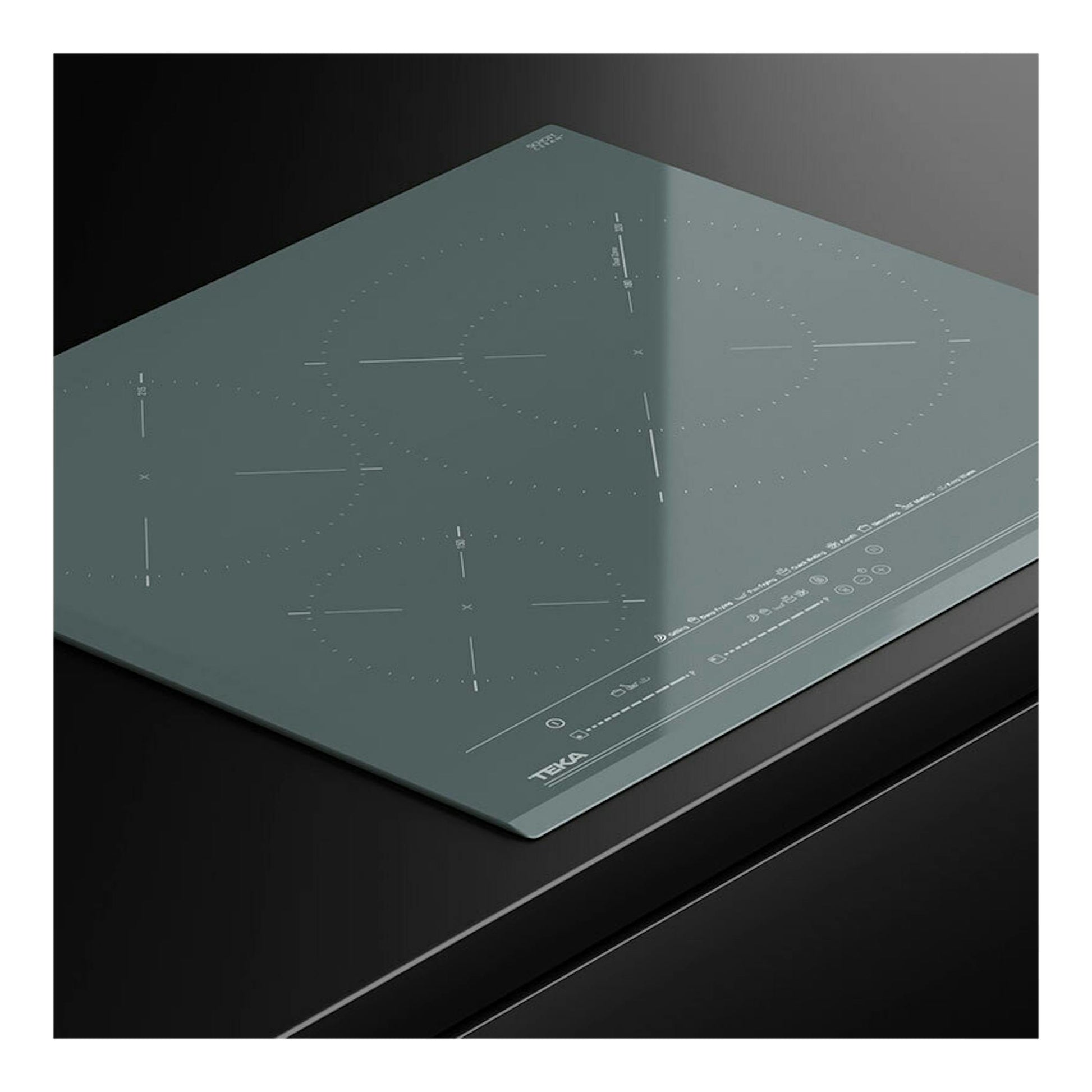 Placa de inducción Teka negra, vista en ángulo, con 4 zonas de cocción y controles táctiles.