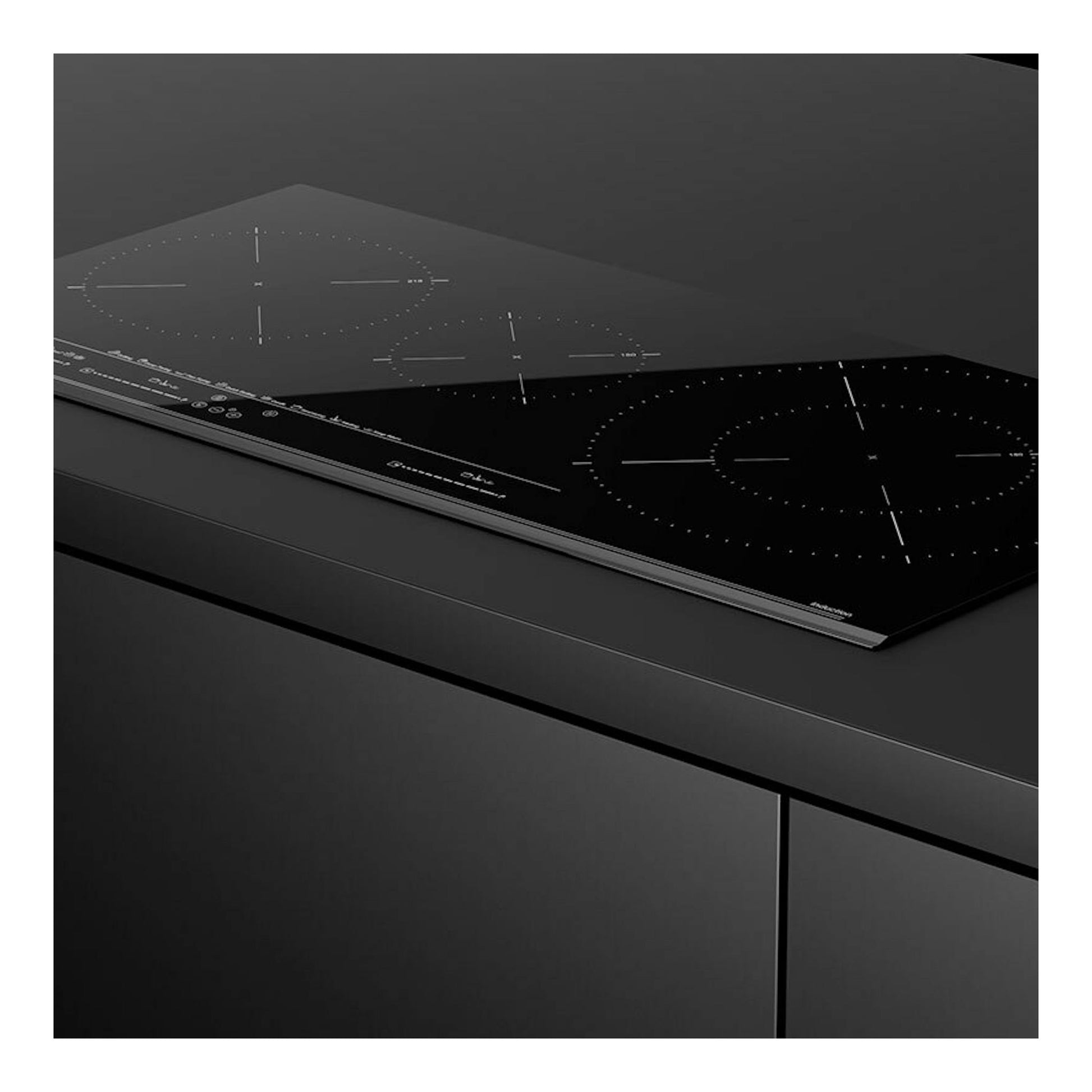 Placa de inducción Teka IZC83620MST negra, vista en ángulo sobre encimera oscura.