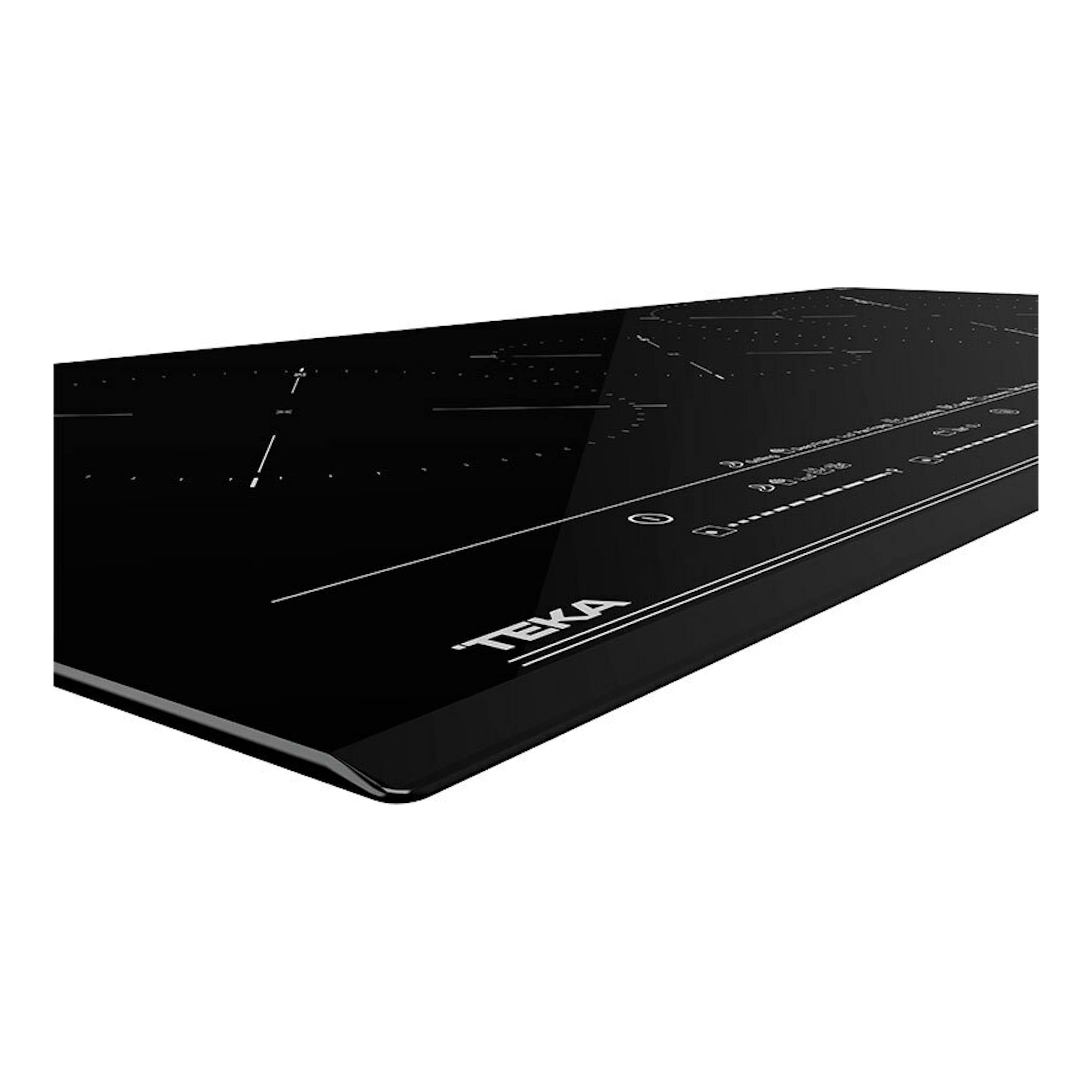 Placa de inducción Teka IZC93320MST negra, vista en perspectiva con superficie de vidrio y controles táctiles.