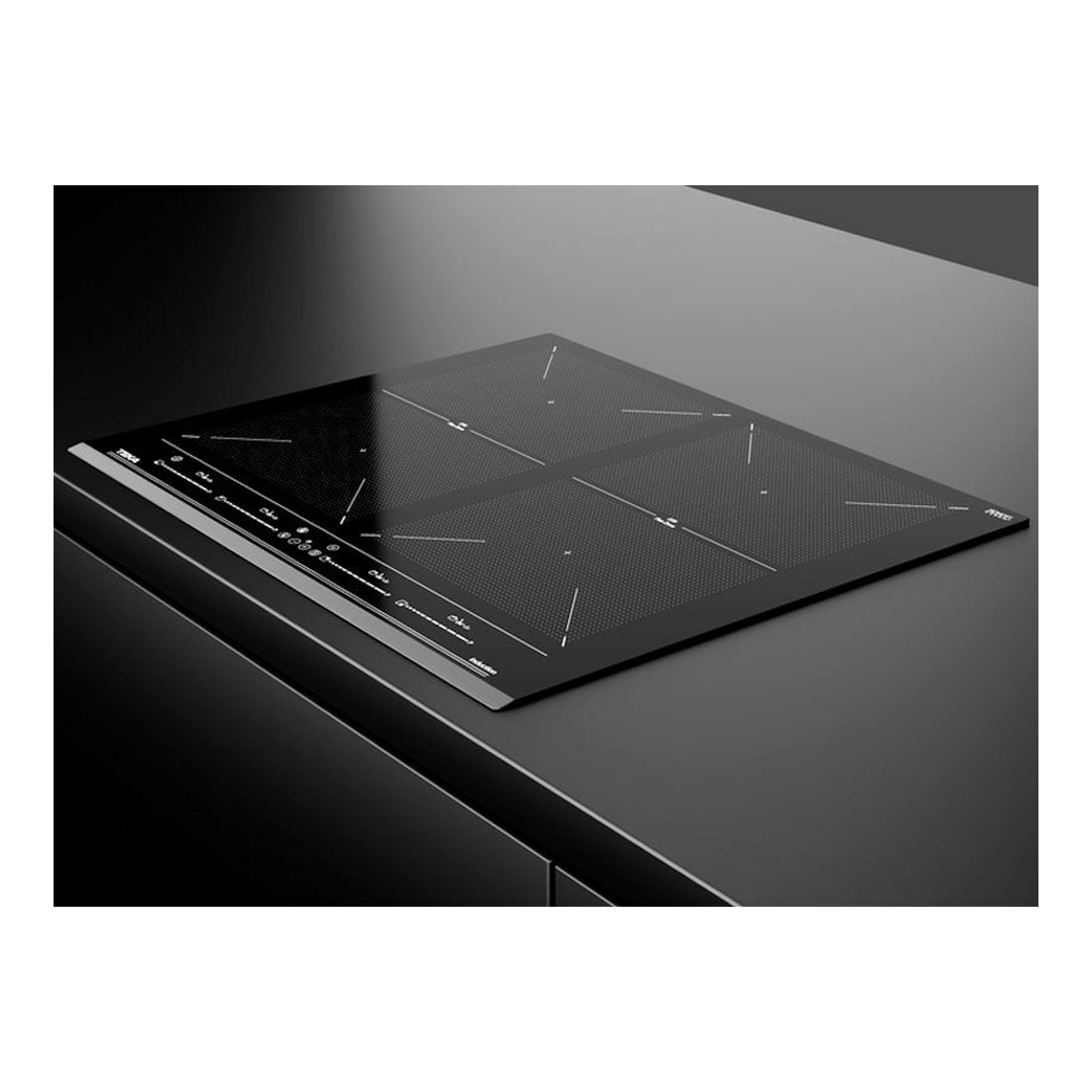 Placa de inducción Teka IZF 64600 BK MSP negra, vista en ángulo con cuatro zonas de cocción.