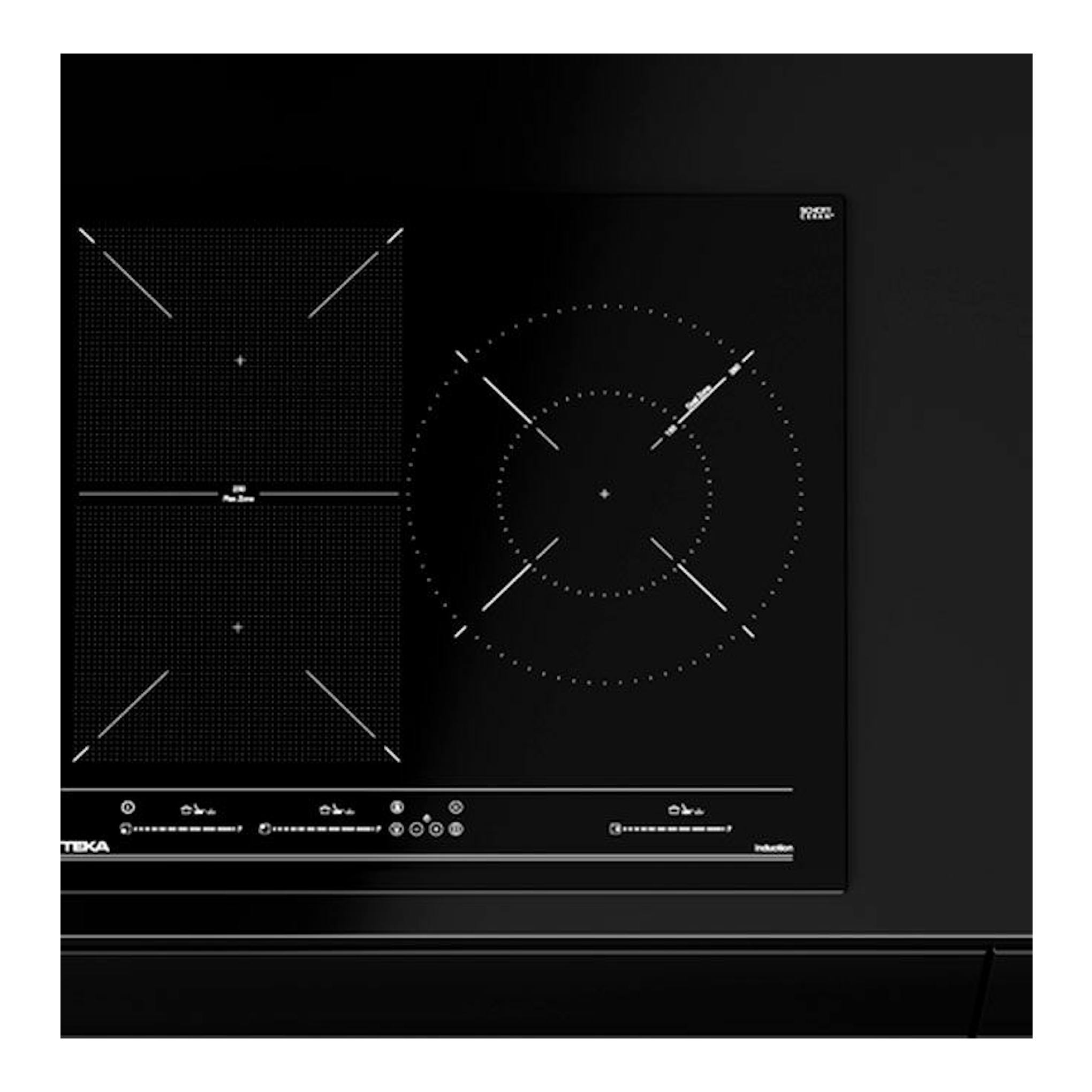 Placa de inducción Teka IZF 65320 BK MSP negra, vista superior, con cuatro zonas de cocción.