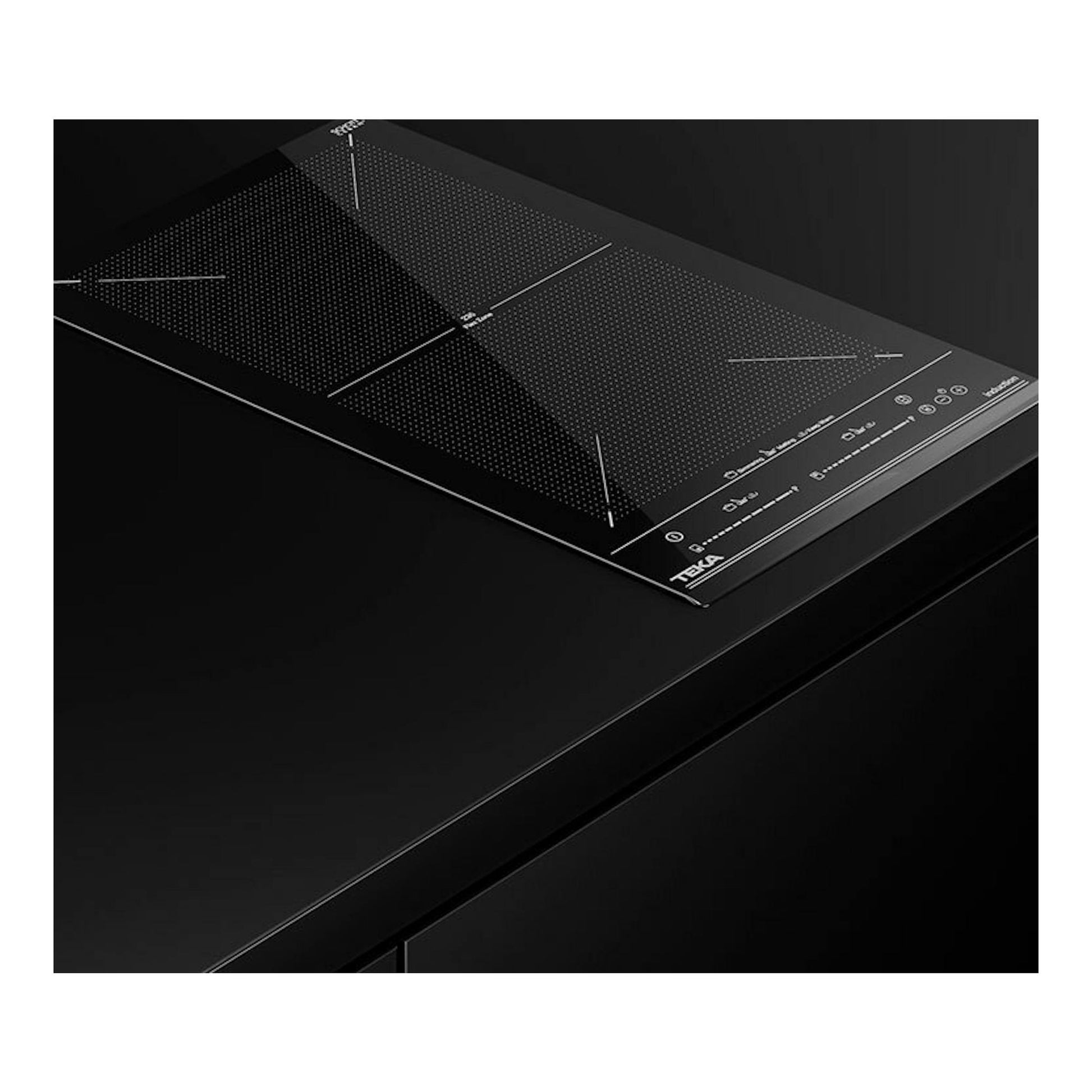 Placa de inducción Teka IZF32400MSP negra, vista en perspectiva sobre fondo oscuro.