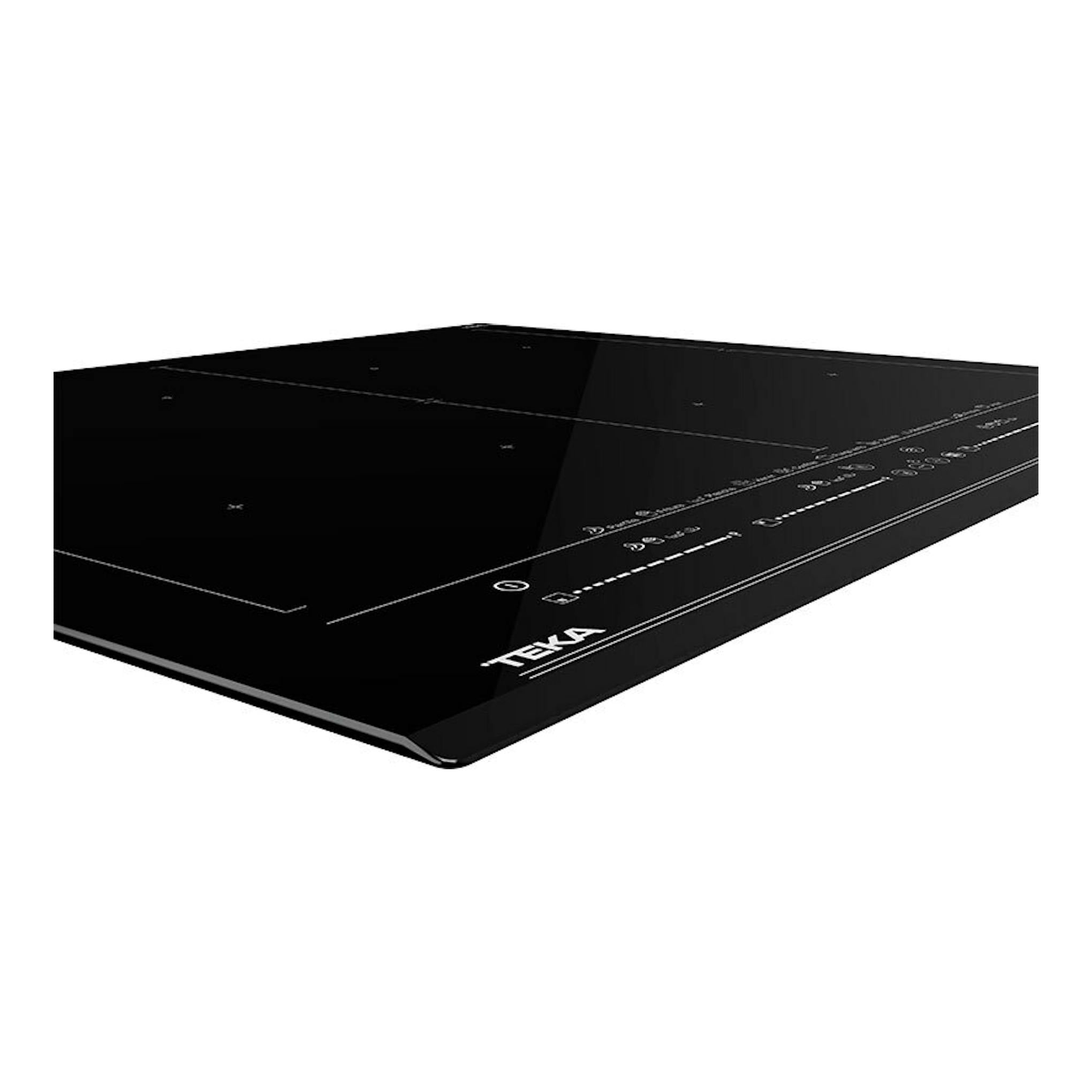 Placa de inducción Teka IZF68780MST BK negra, vista en ángulo con panel táctil frontal.
