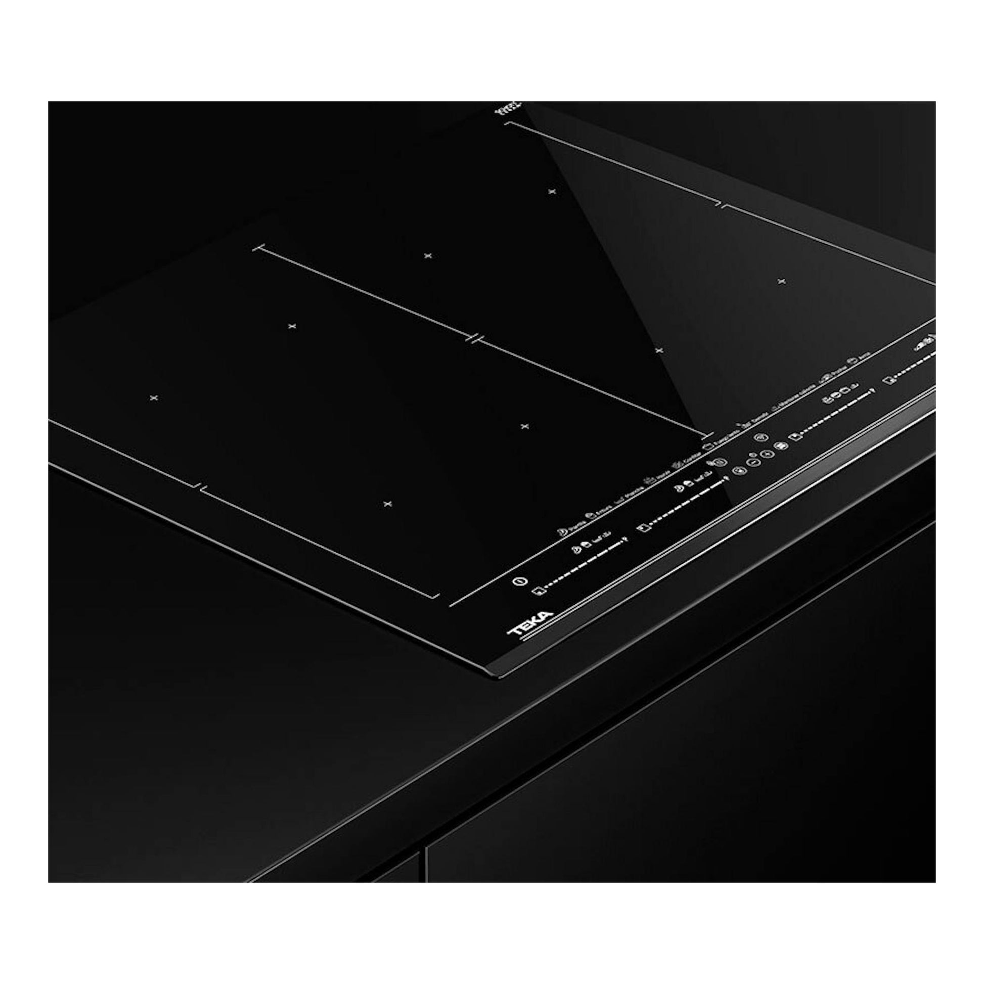 Placa de inducción Teka IZF68780MST BK negra, vista en ángulo, con panel táctil.