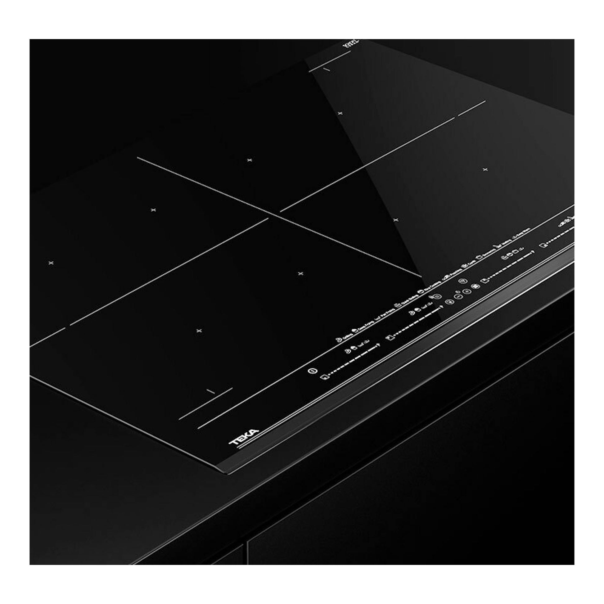 Placa de inducción Teka IZF88770MST BK negra, vista en ángulo, con panel táctil frontal.