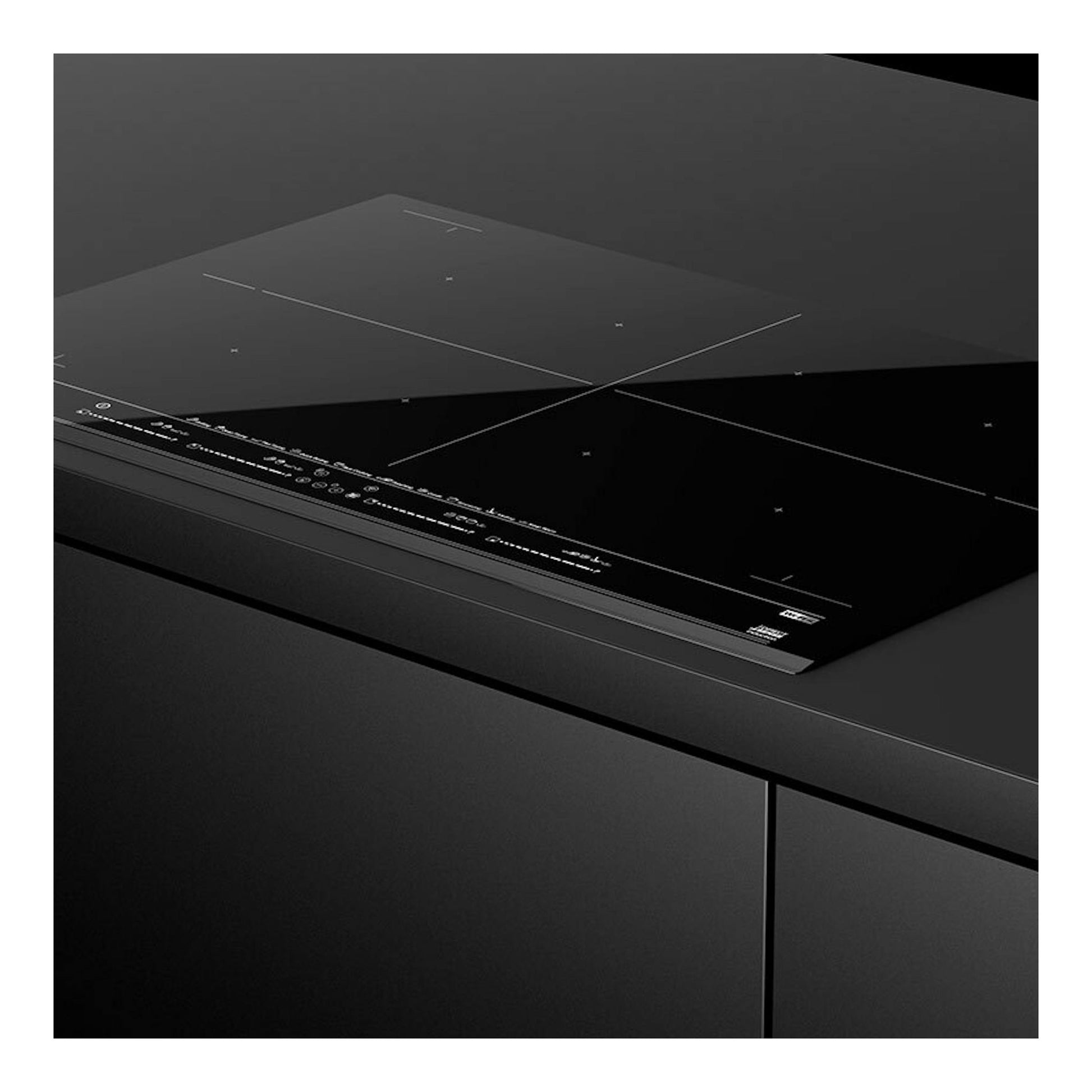Placa de inducción Teka IZF88770MST BK negra, vista en ángulo sobre encimera oscura.