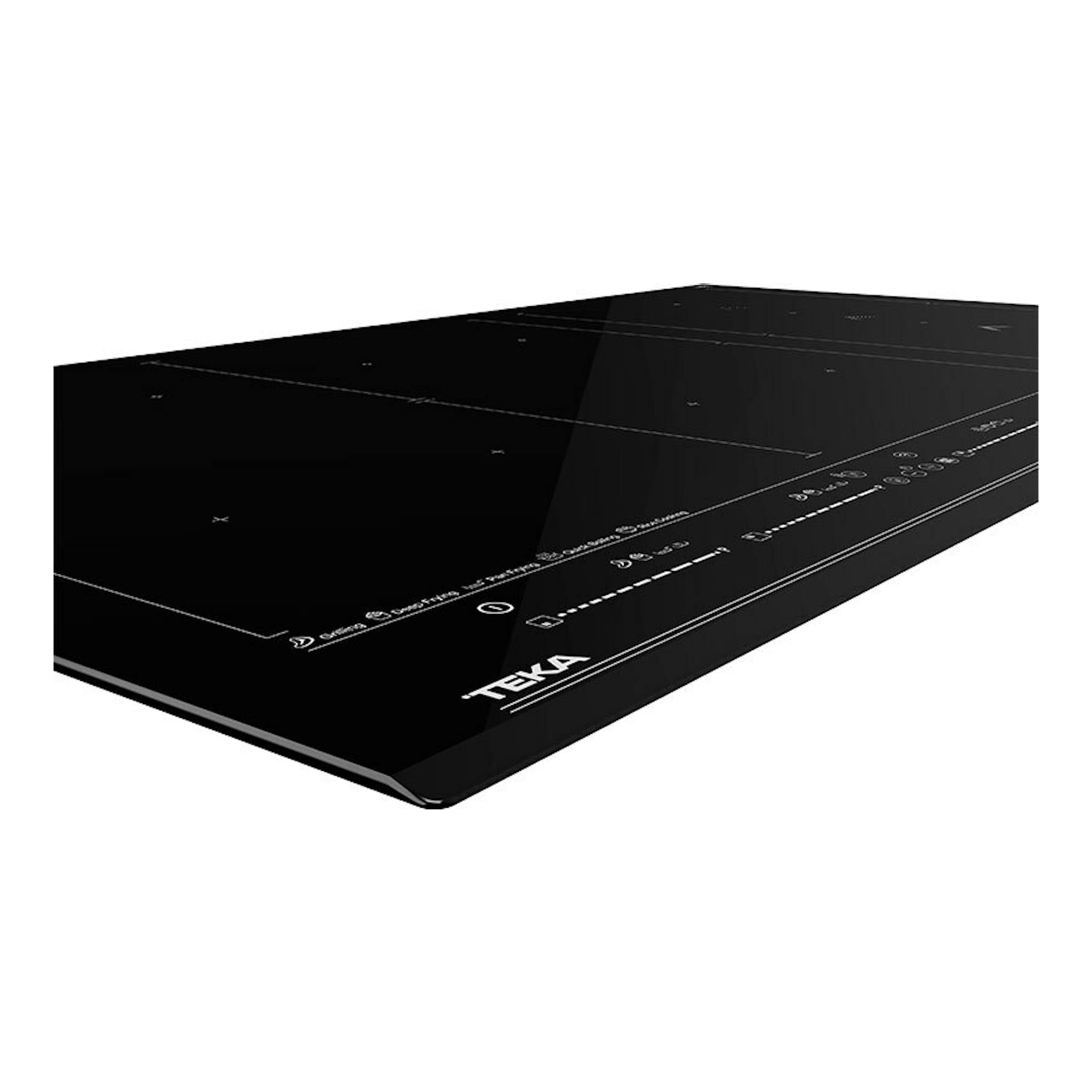 Placa de inducción Teka IZF99770MST BK negra, vista en ángulo sobre fondo blanco.
