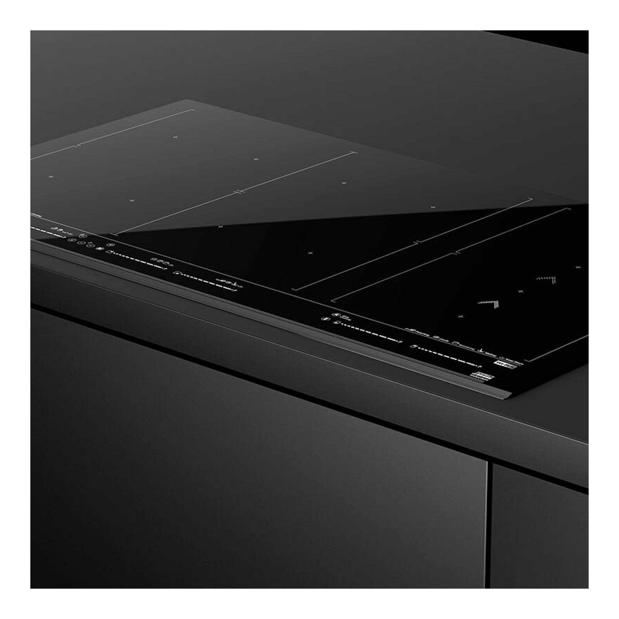 Placa de inducción Teka IZF99770MST BK negra de 90 cm, vista en ángulo sobre encimera.
