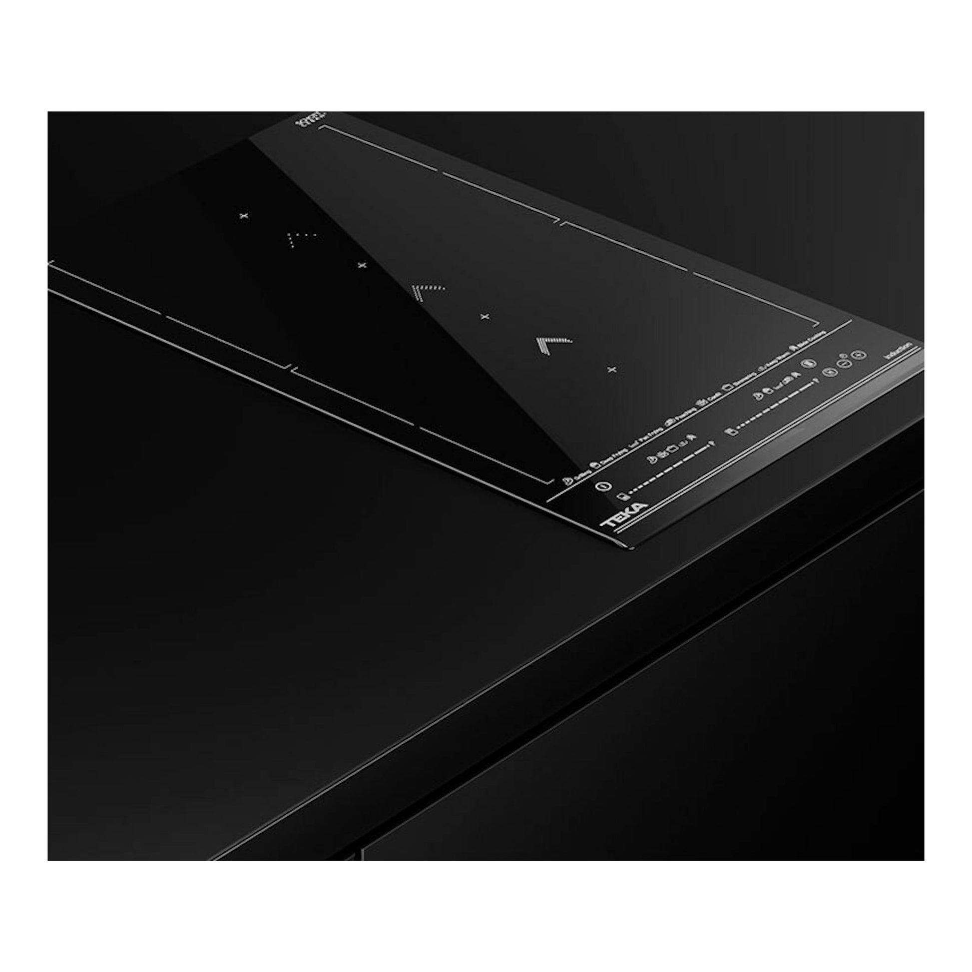 Placa de inducción Teka IZS34700MST negra, vista en ángulo, con mandos táctiles.