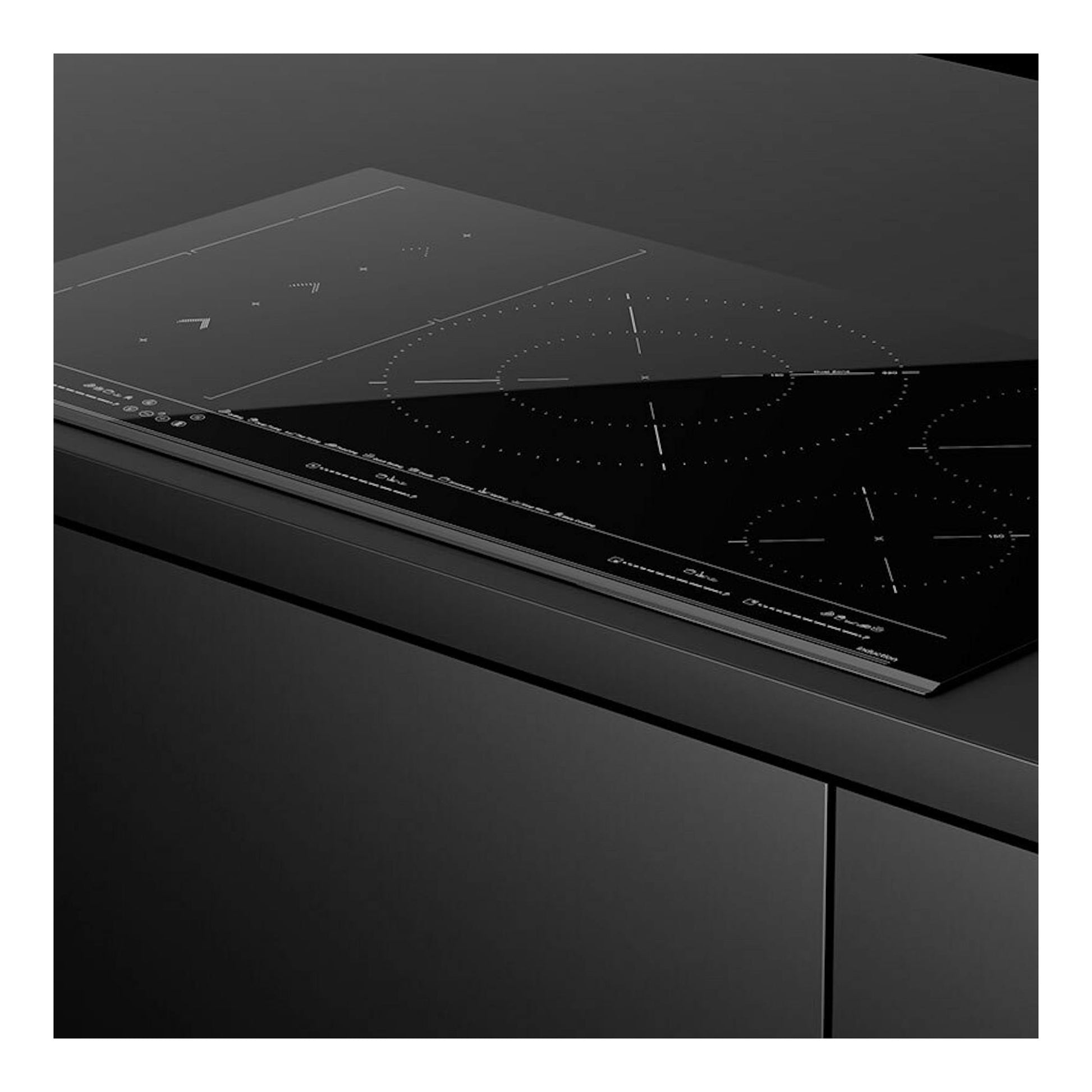 Placa de inducción Teka IZS97630MST negra, vista en ángulo sobre encimera.