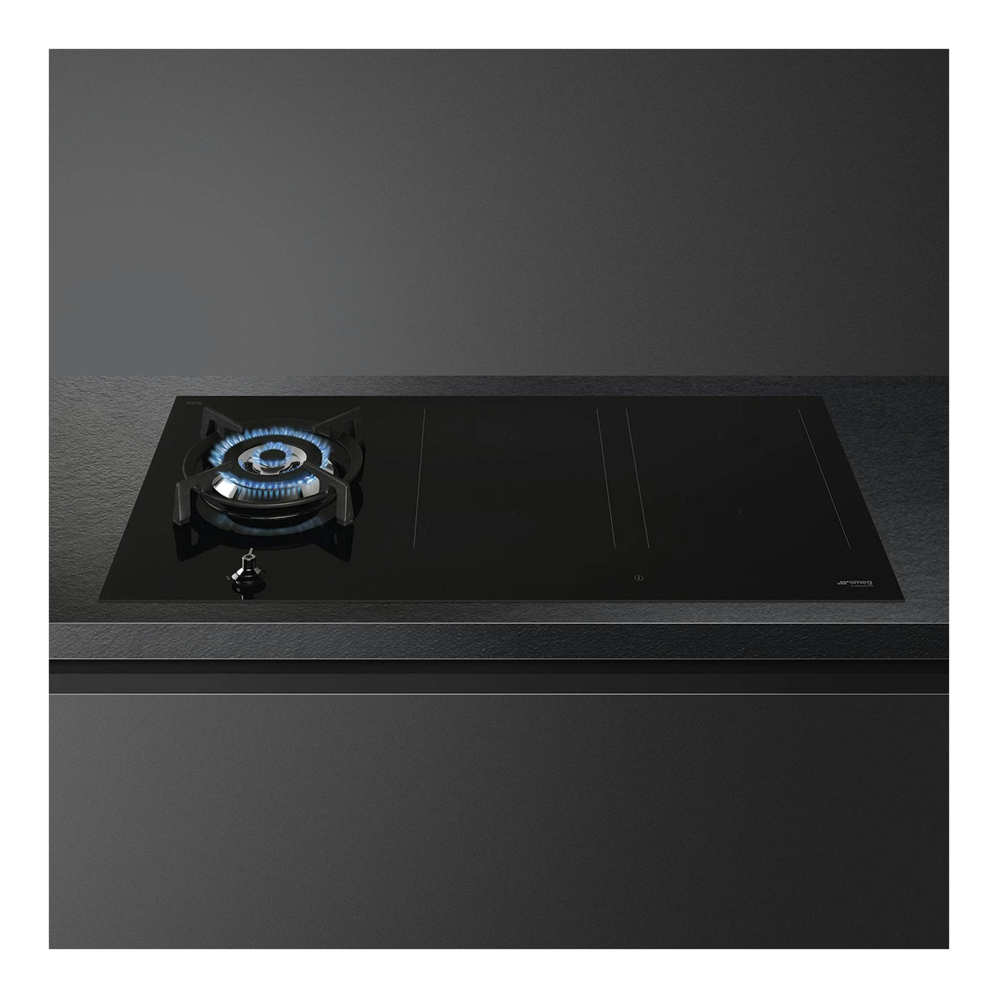 Placa de cocción Smeg PM3953D negra, vista en ángulo, con un quemador de gas y zonas de inducción.