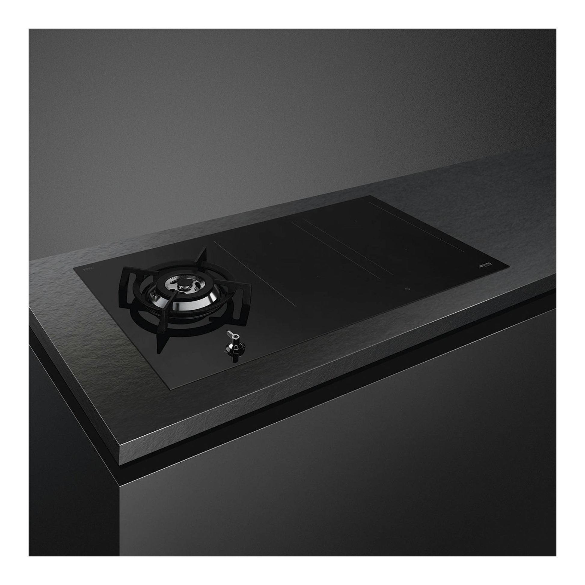 Placa mixta Smeg PM3953D negra, vista en ángulo superior, con zona de gas y superficie de inducción.