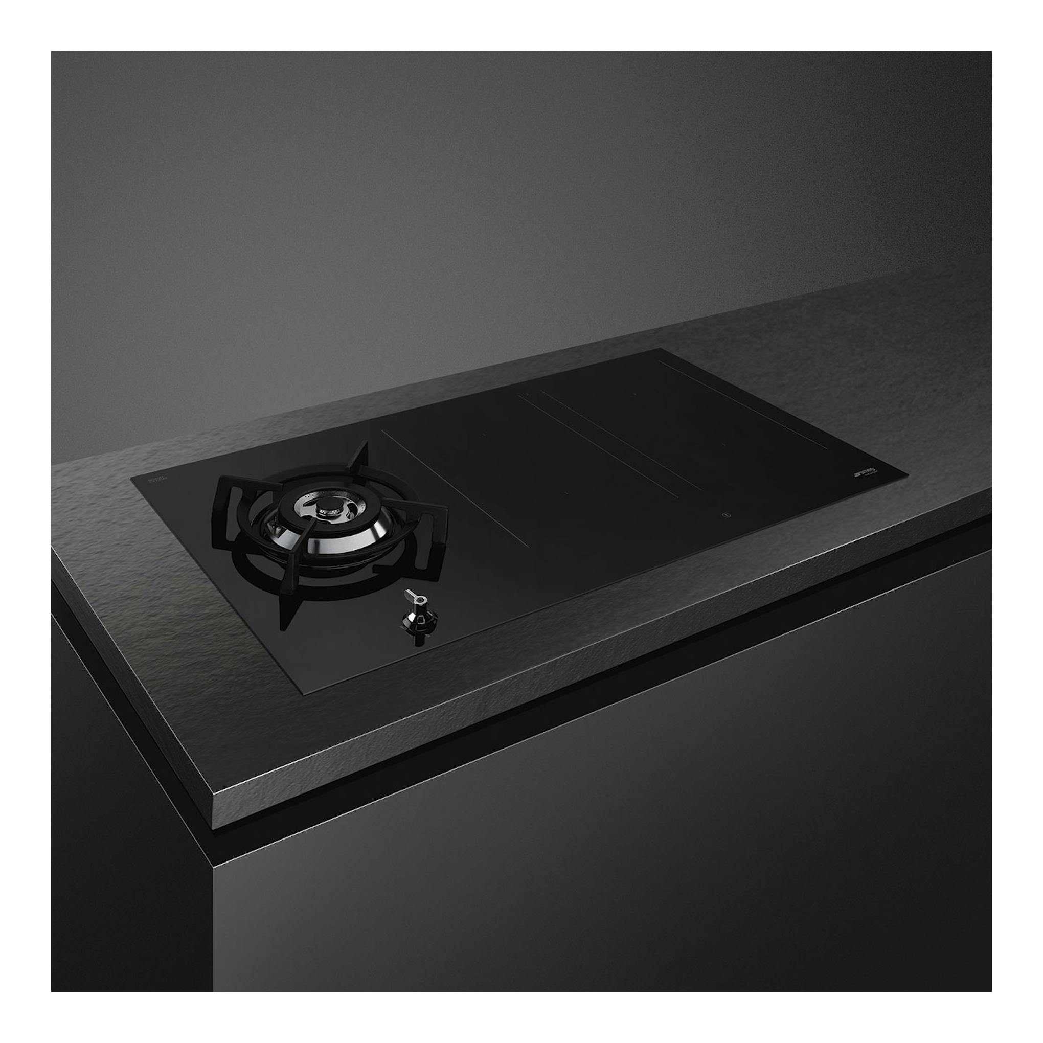 Placa mixta Smeg PM3953D negra, vista en ángulo superior, con zona de gas y superficie de inducción.