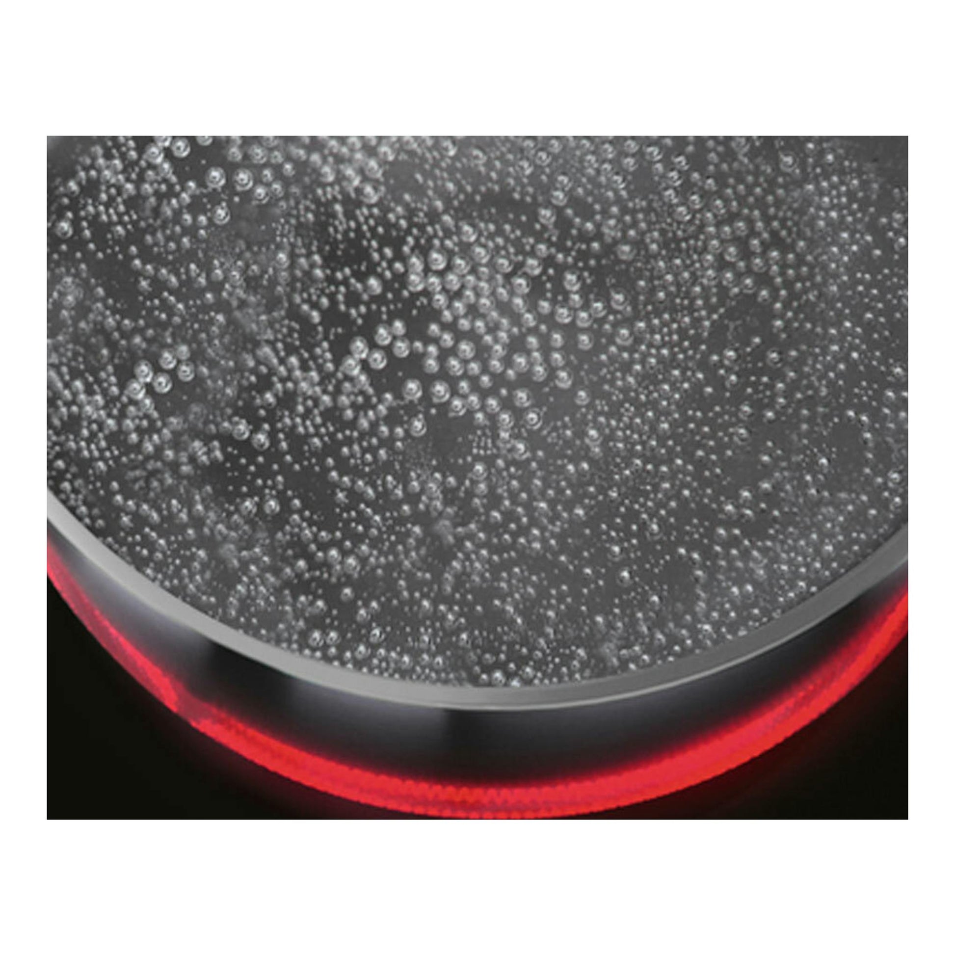 AEG HK634060XB: primer plano de una olla con agua hirviendo sobre placa vitrocerámica negra, aro rojo encendido.