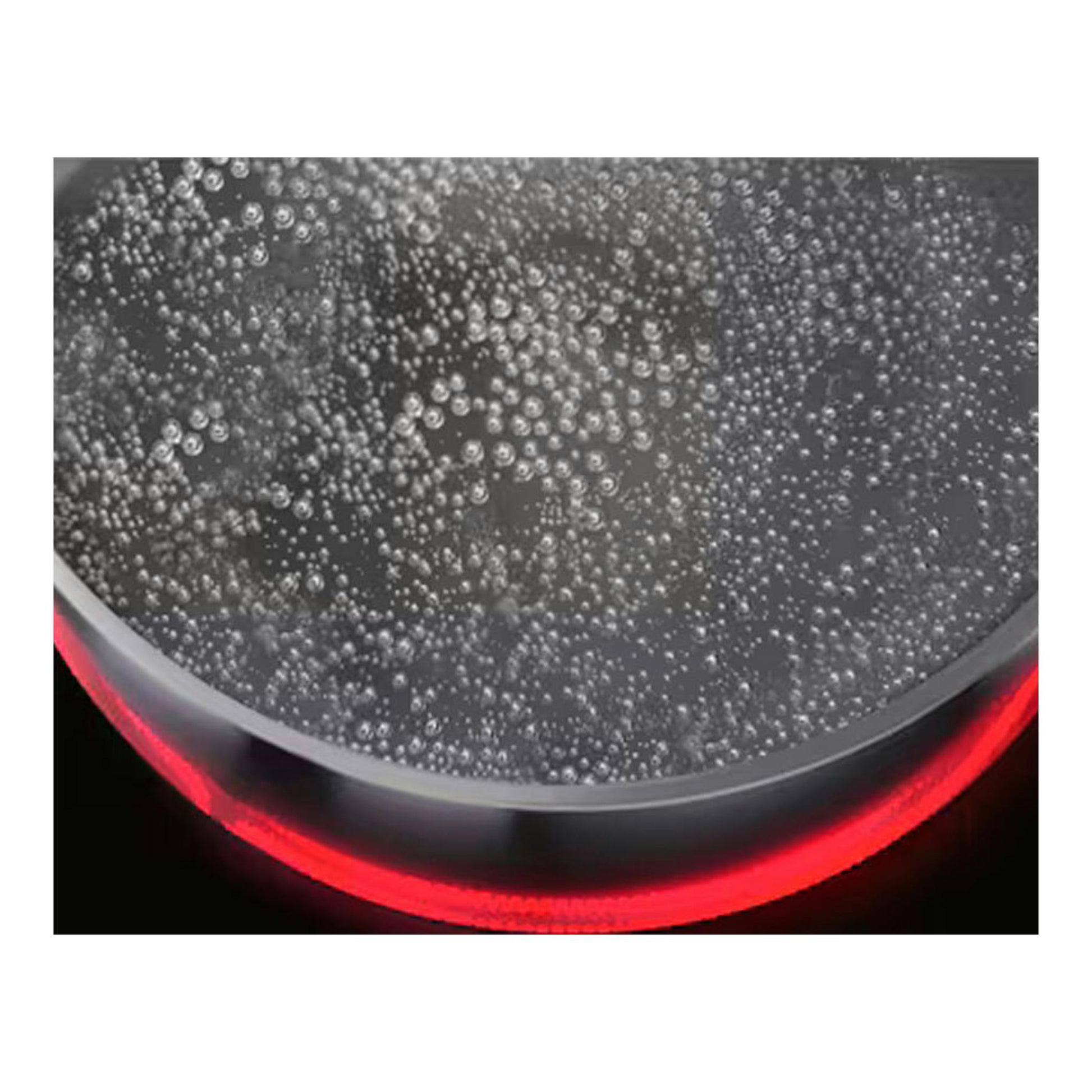 Placa vitrocerámica AEG TN63RAF2CB negra, con una sartén sobre una zona de cocción roja en primer plano.