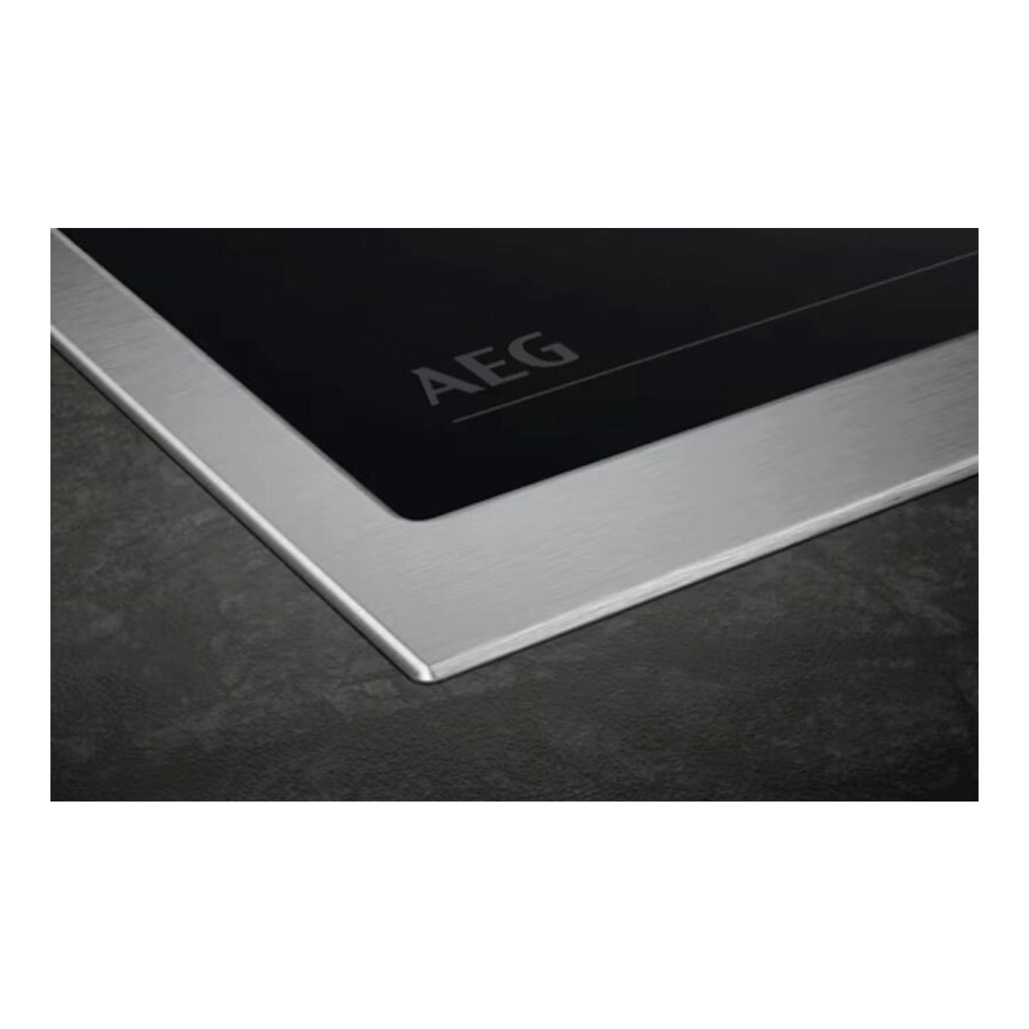 Placa vitrocerámica AEG TN64RA06XB, vista en ángulo, vidrio negro con marco de acero inoxidable.