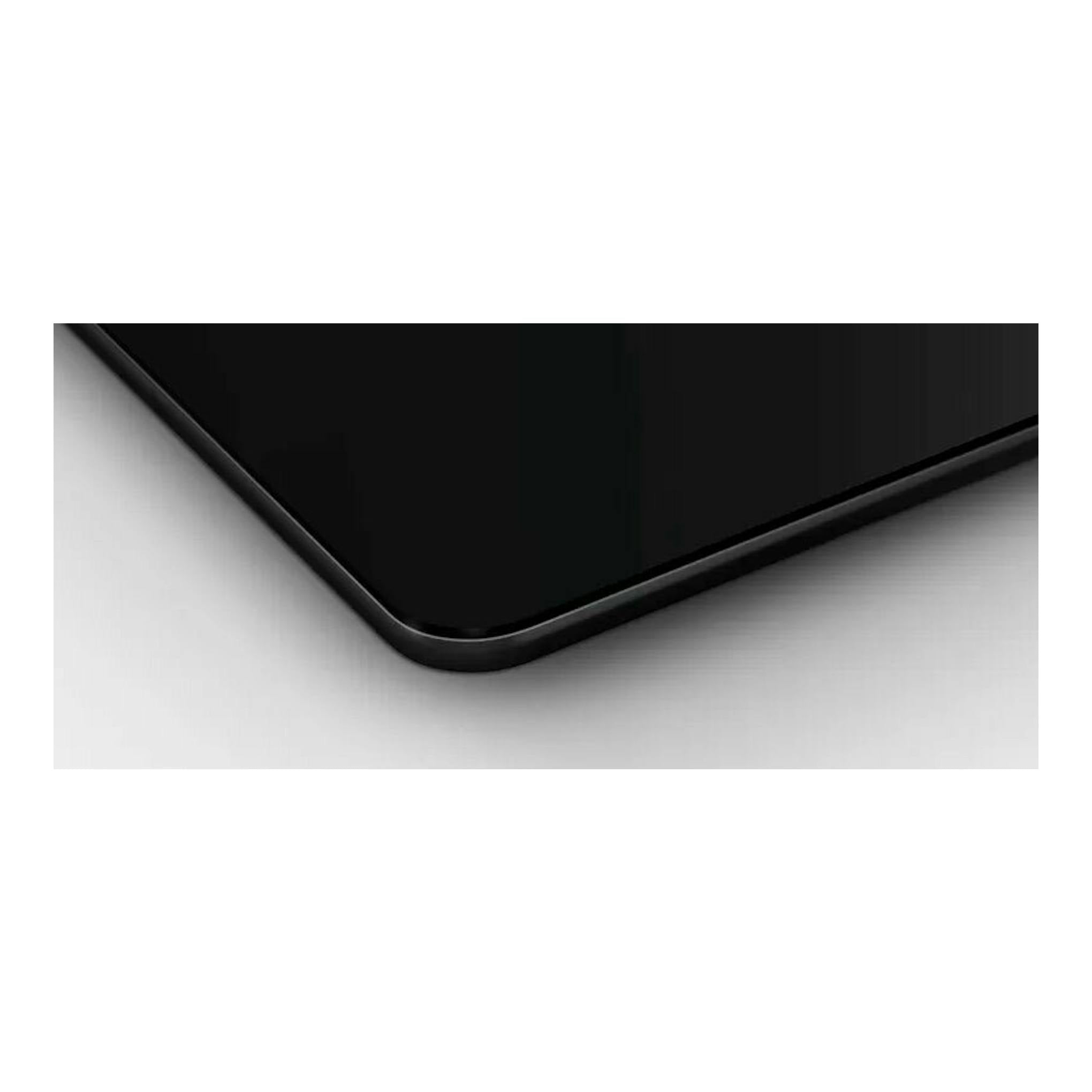 Placa vitrocerámica Bosch PKF611BB8E negra, vista en primer plano de una esquina redondeada.