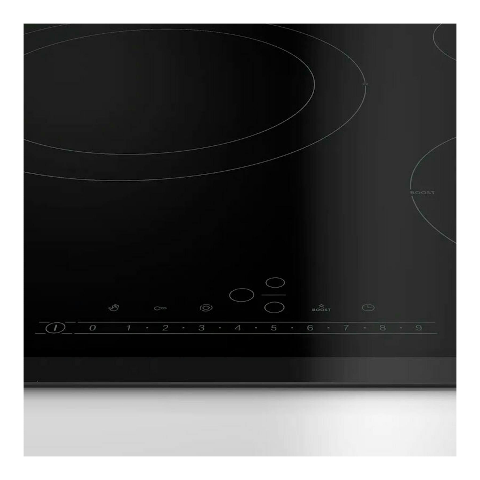 Placa vitrocerámica Bosch PKK631FP8E negra, vista frontal, con mandos táctiles y zonas de cocción circulares.