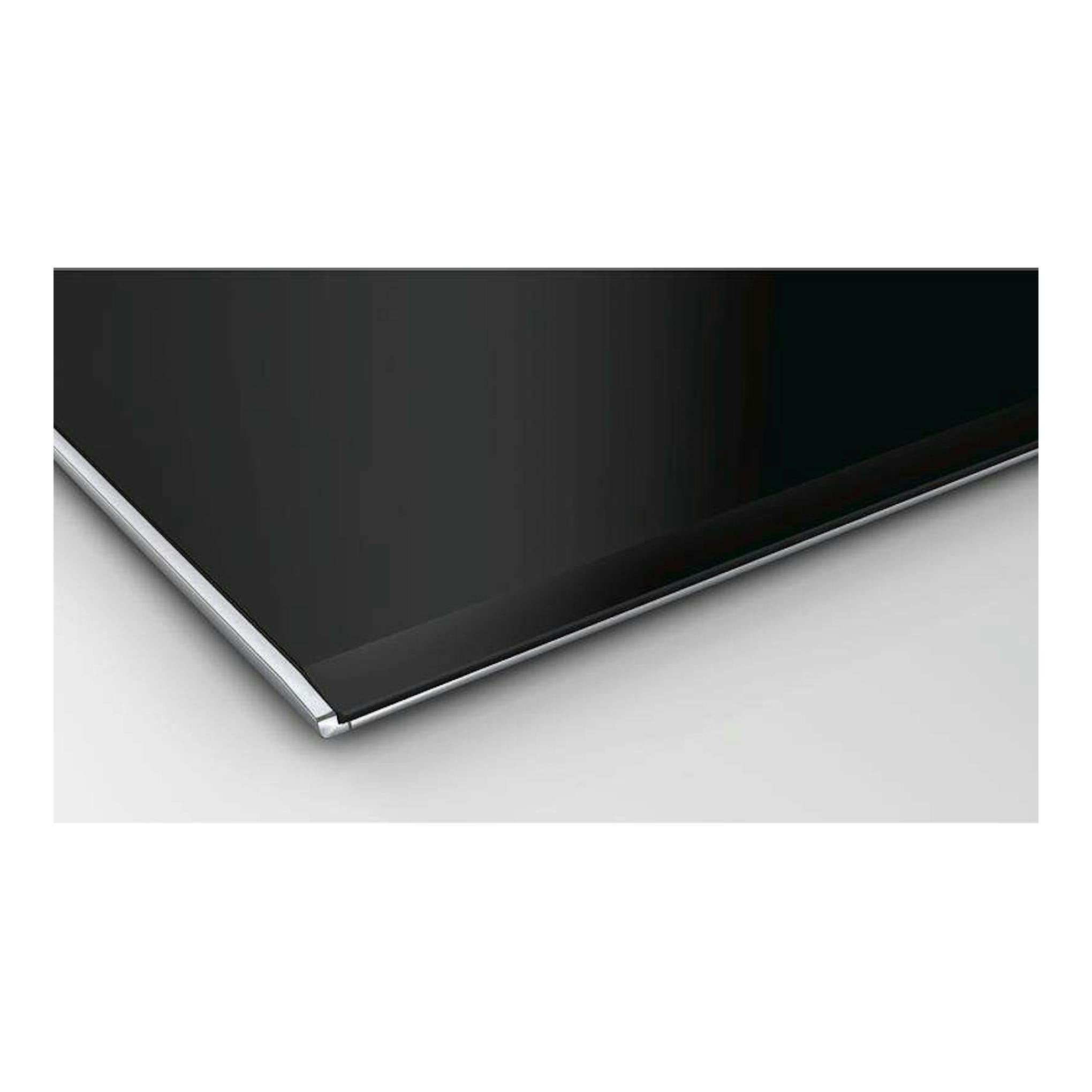 Placa vitrocerámica Bosch PKM875DP1D negra, vista en primer plano de una esquina con borde metálico.