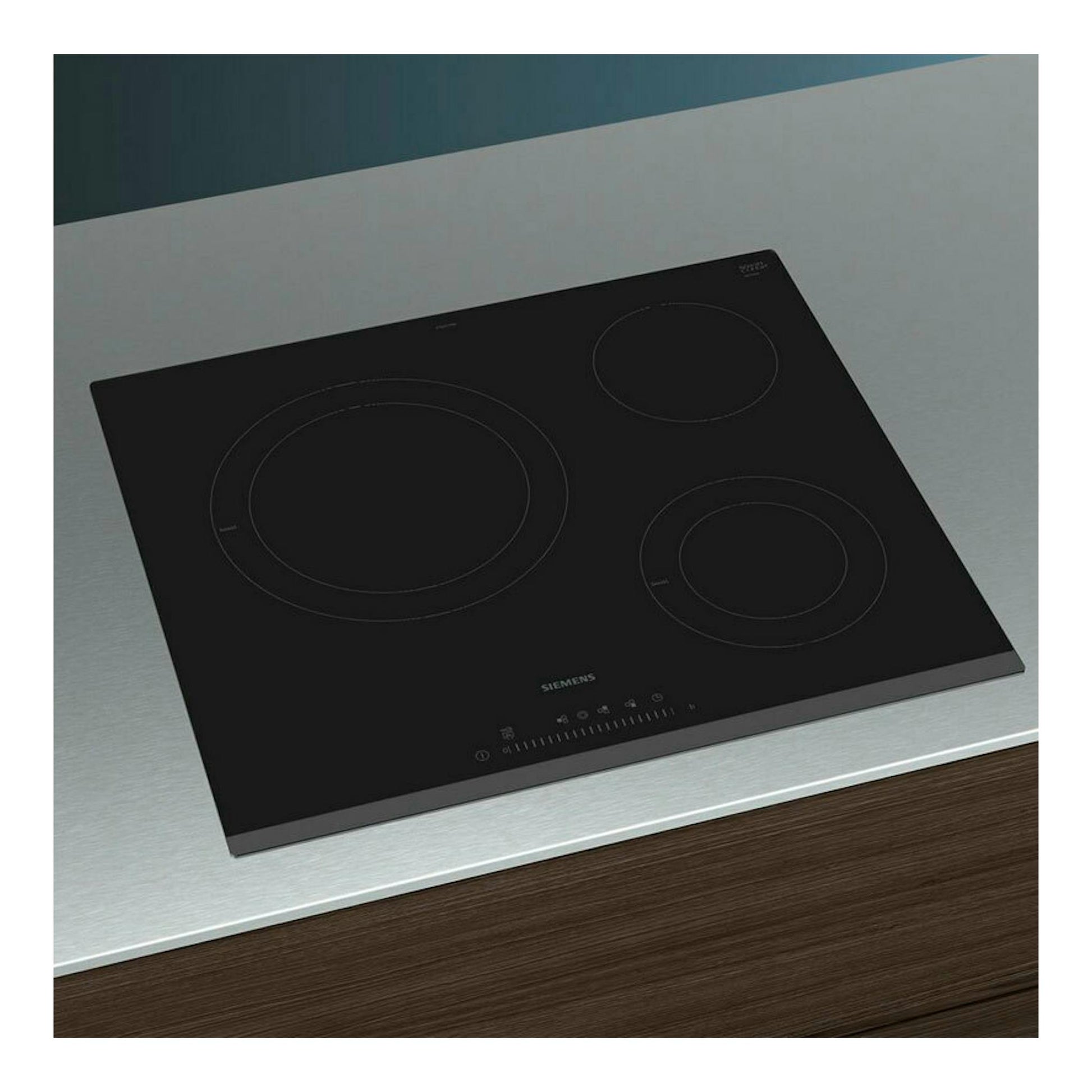 Placa vitrocerámica Siemens ET631FKP8E negra de 60 cm, vista en ángulo sobre encimera de acero inoxidable.