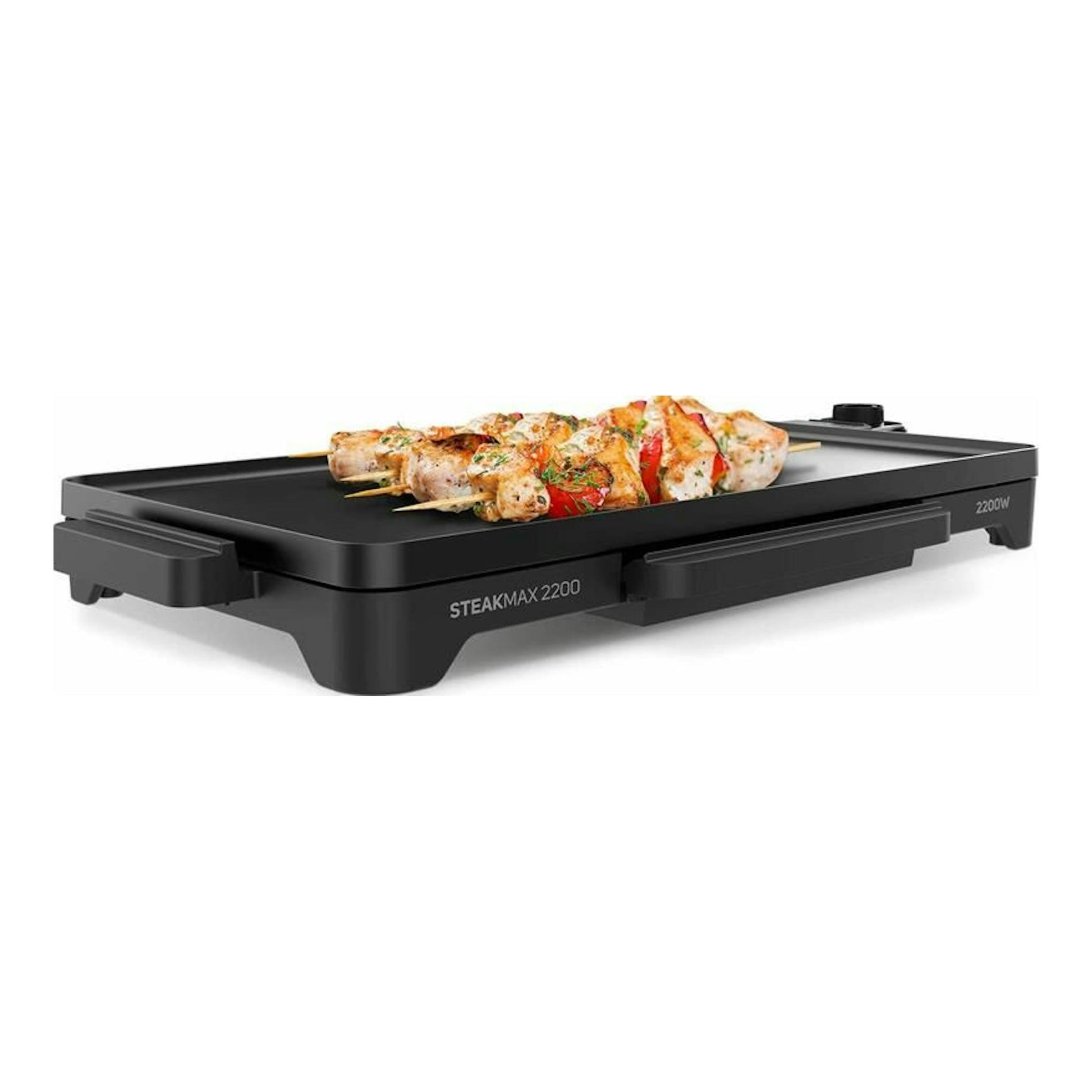 Plancha asar eléctrica negra Taurus Steakmax 2200, vista en ángulo, con brochetas de pollo sobre la superficie.