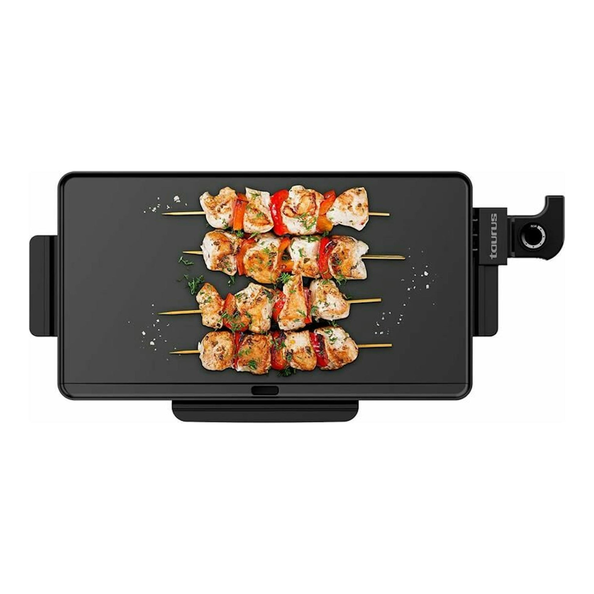 Plancha de asar Taurus Steakmax 2200 negra, vista cenital, con brochetas de pollo y verduras.