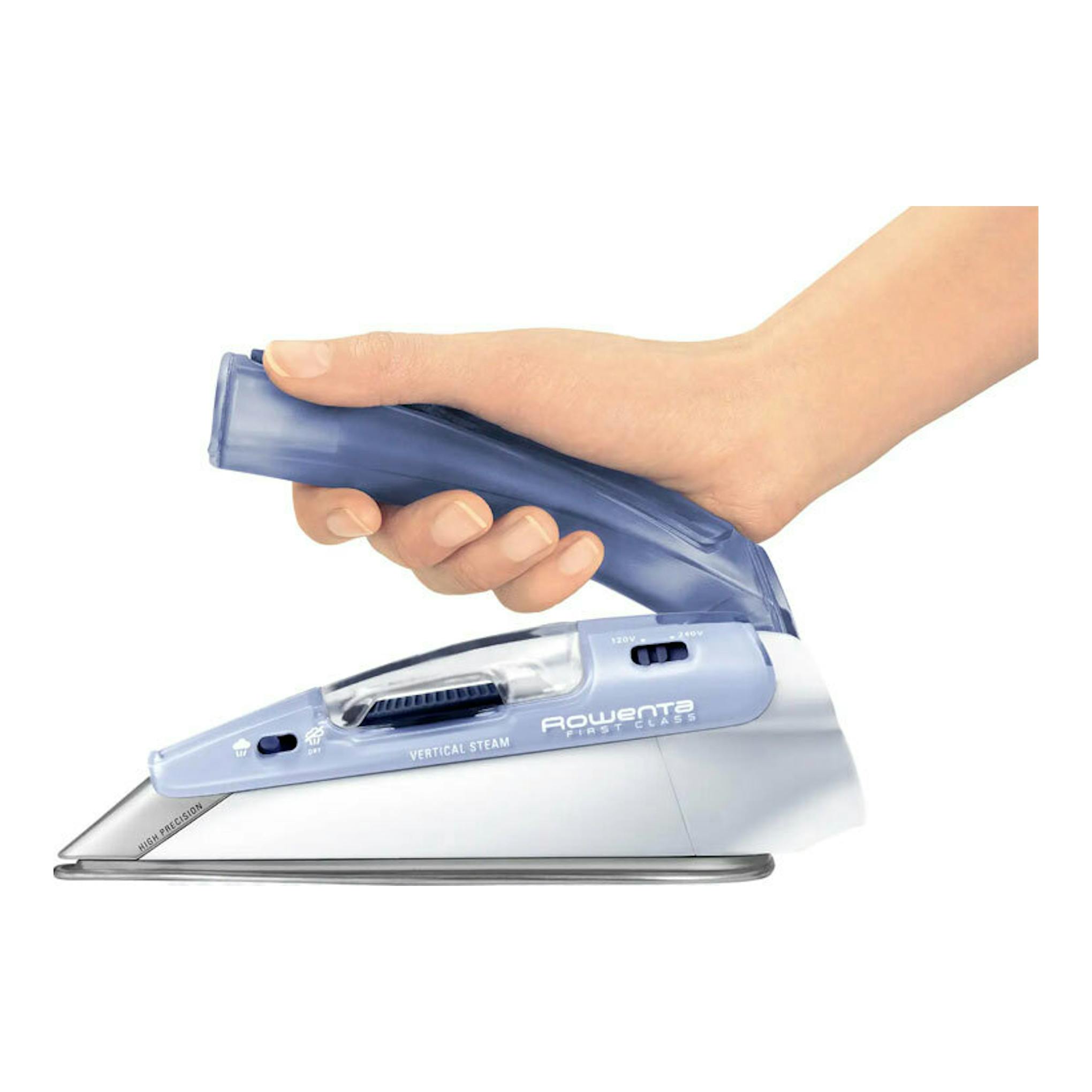 Plancha de vapor de viaje Rowenta DA1510F1 azul y blanca, vista lateral, sostenida con la mano.